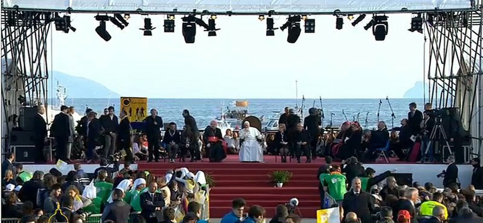 El Papa, frente al mar de Nápoles