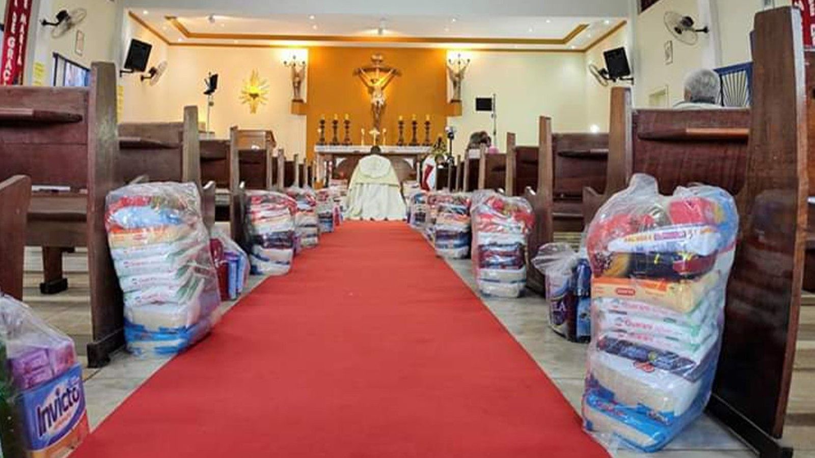 Entrega de la donación del Papa