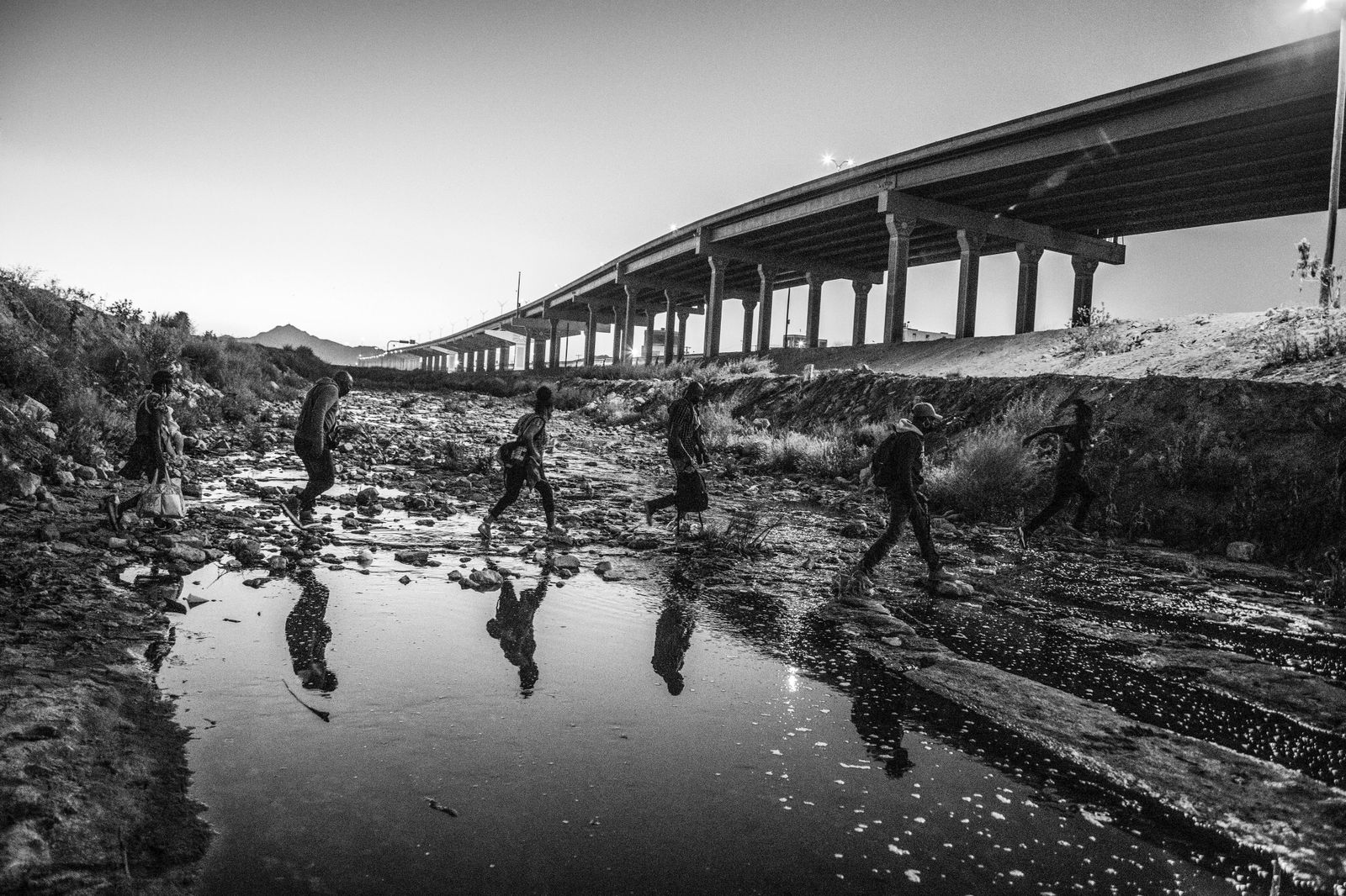 Niños cruzando el río de México