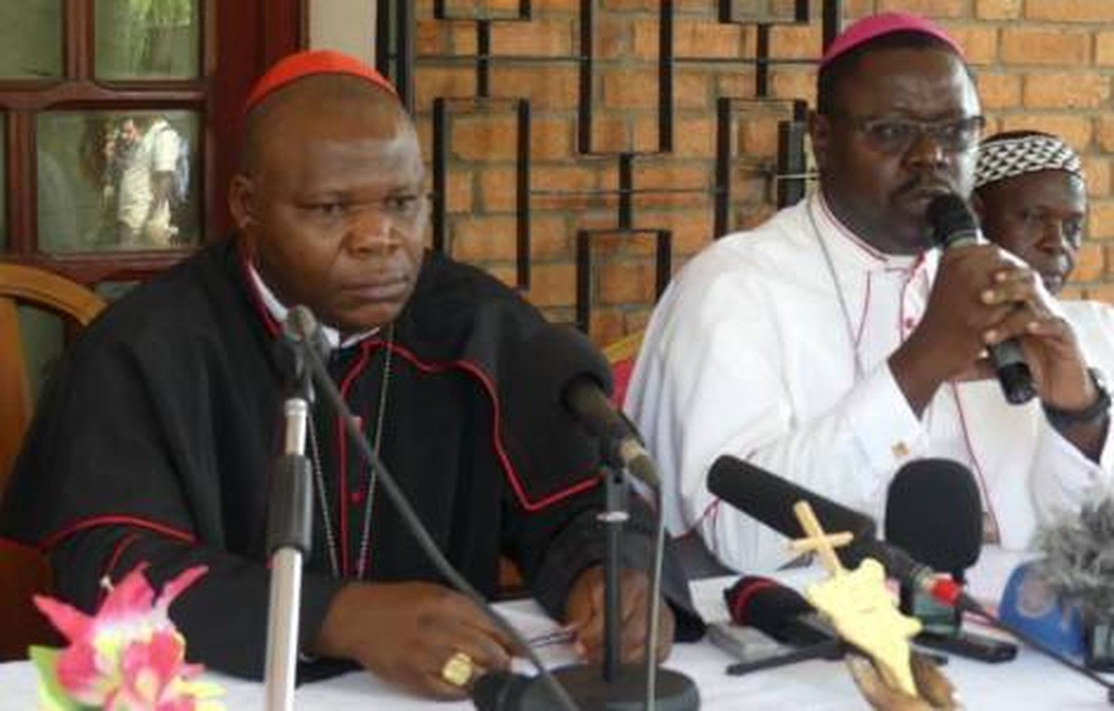 Cardenal Dieudonné Nzapalainga, a la izda