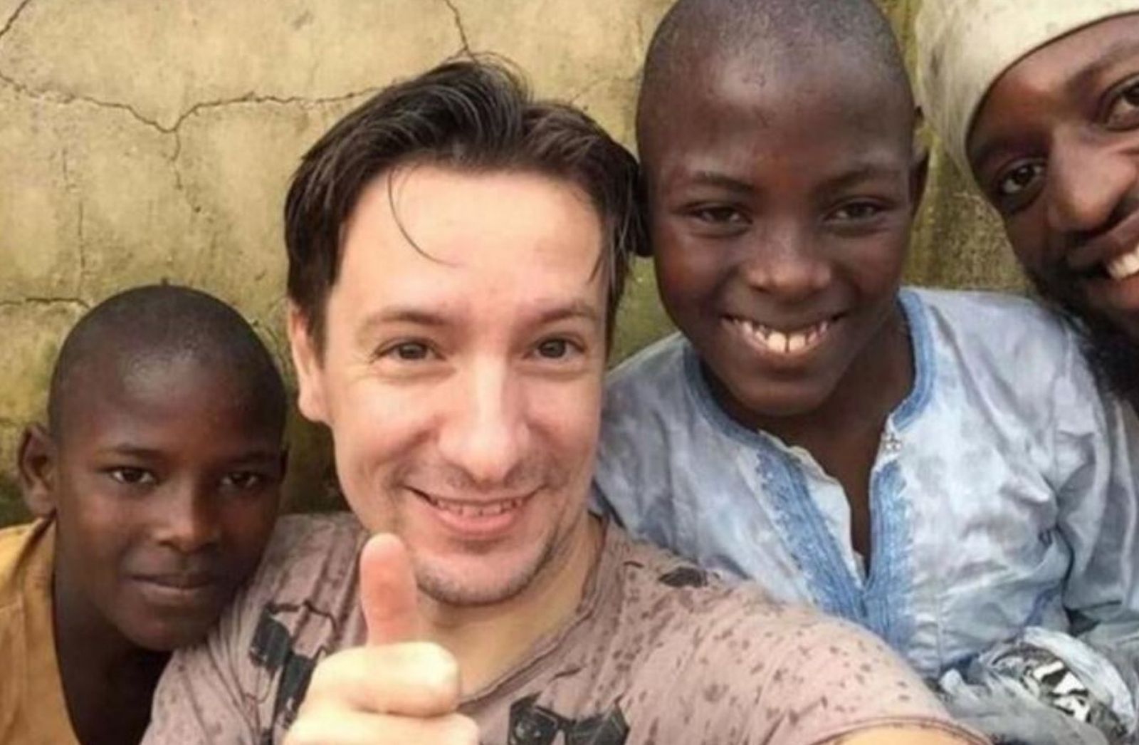 El embajador asesinado junto a niños congoleños