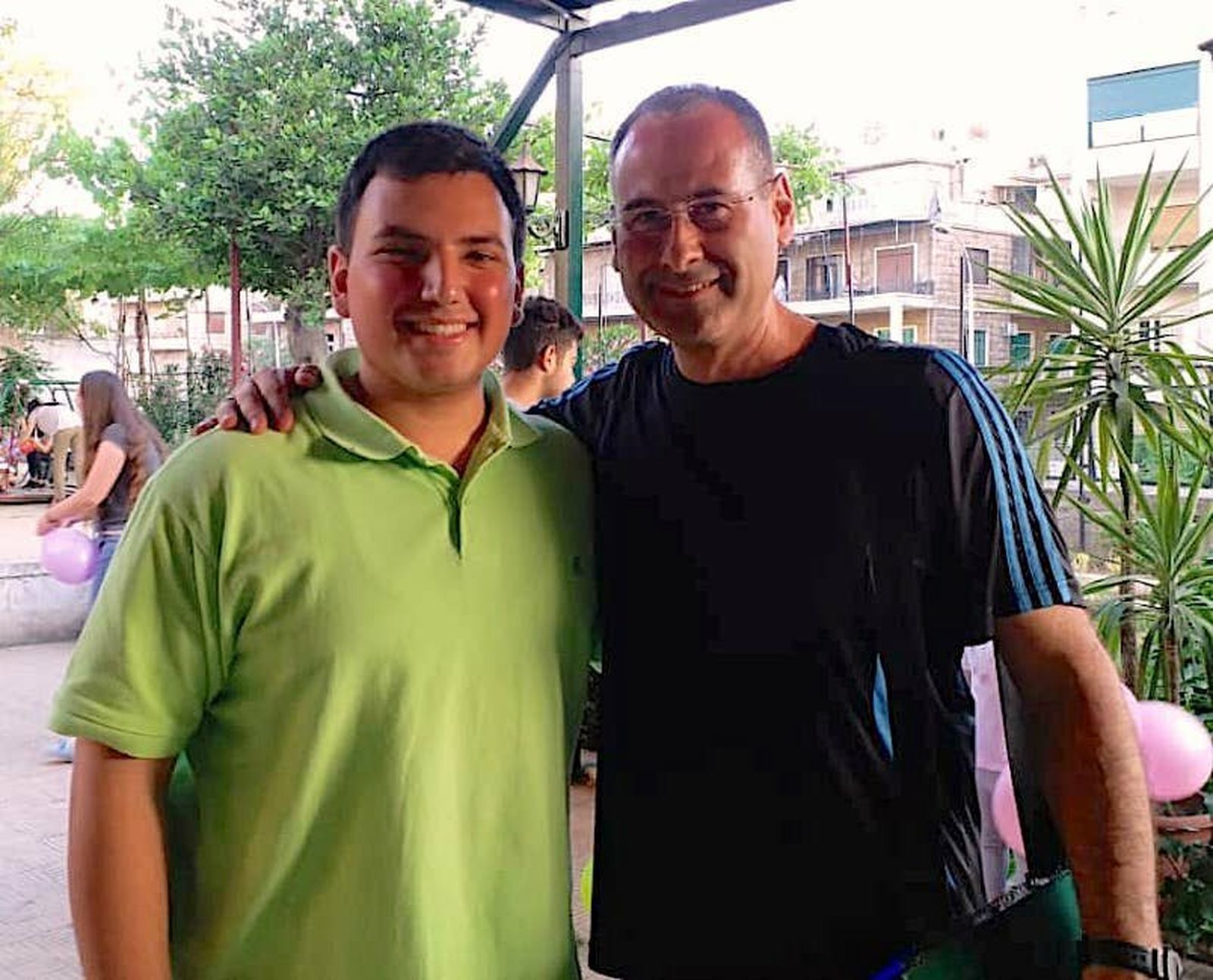 Alberto López (d) abraza a un joven sirio