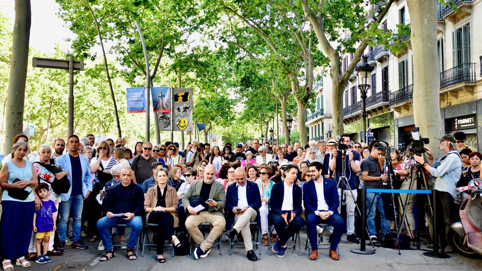 El acto de descubrimiento de la placa conmemorativa reunió a autoridades, entidades y vecinos en el punto donde tuvo lugar el accidente que marcó los últimos días de Gaudí.