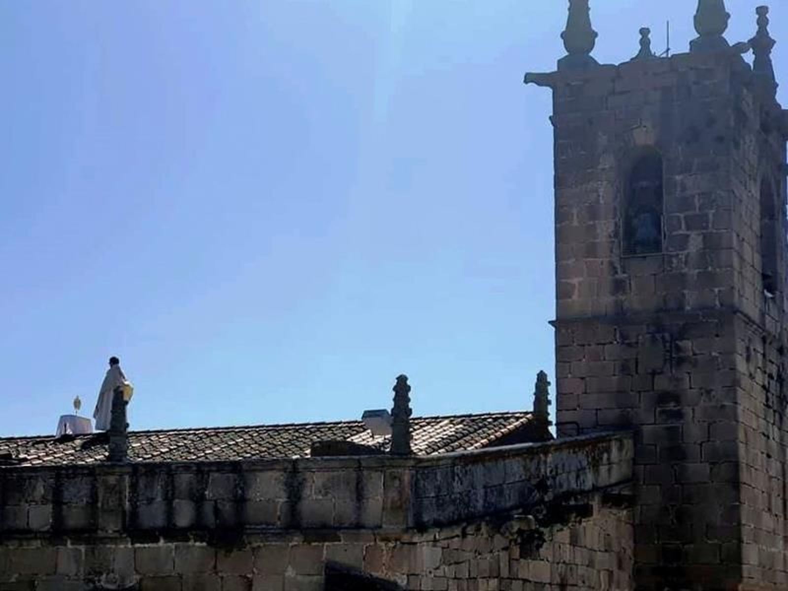 El cura en el tejado