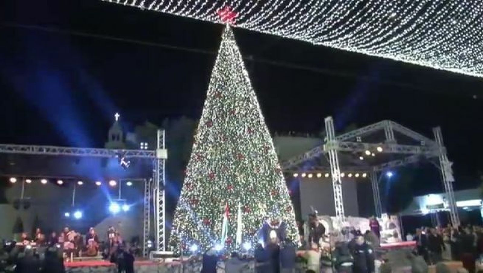 Belén ilumina el árbol que da comienzo al tiempo de Adviento