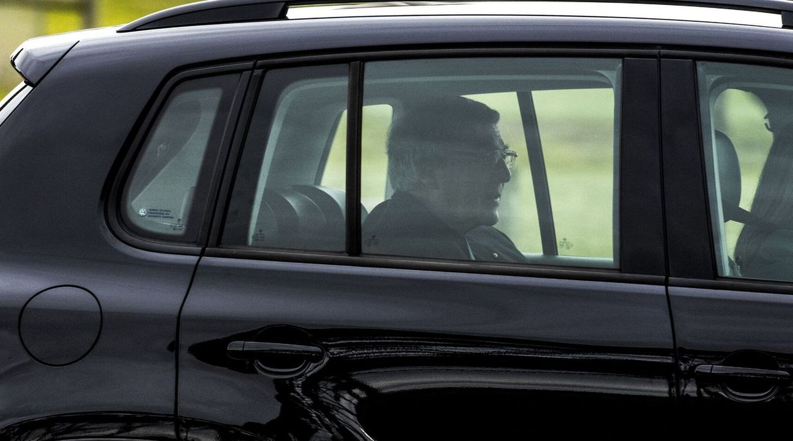 El cardenal Pell, saliendo del Tribunal