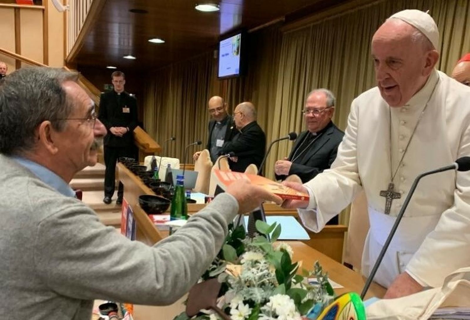 Mons. Adriano Ciocca entrega la biografia de Casaldáliga al Papa
