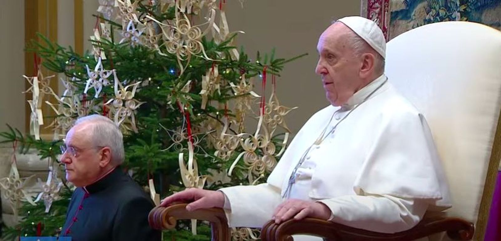 Francisco escucha los saludos de la Curia