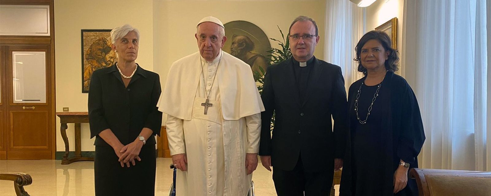 El Papa, con el rector de Comillas y la delegación de la universidad