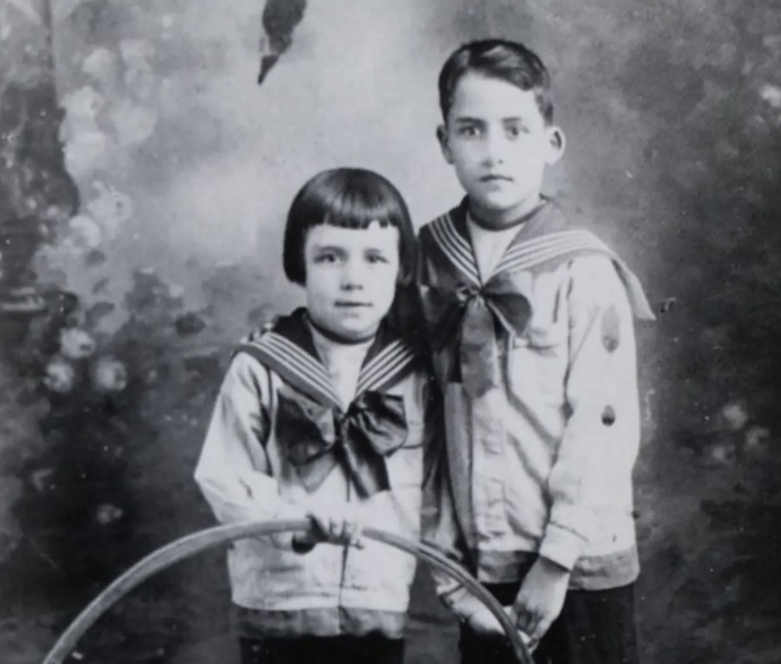 Albert Camus (izq.) y su hermano mayor, Lucien, hacia 1920
