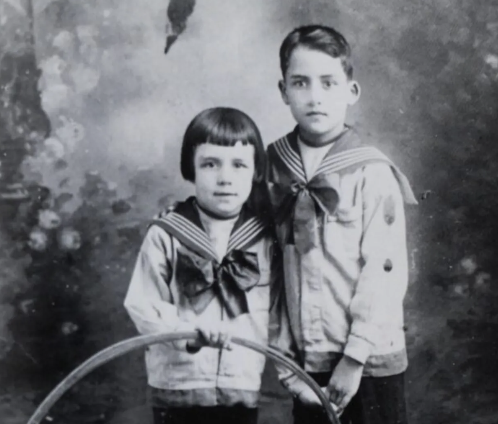 Albert Camus (izq.) y su hermano mayor, Lucien, hacia 1920