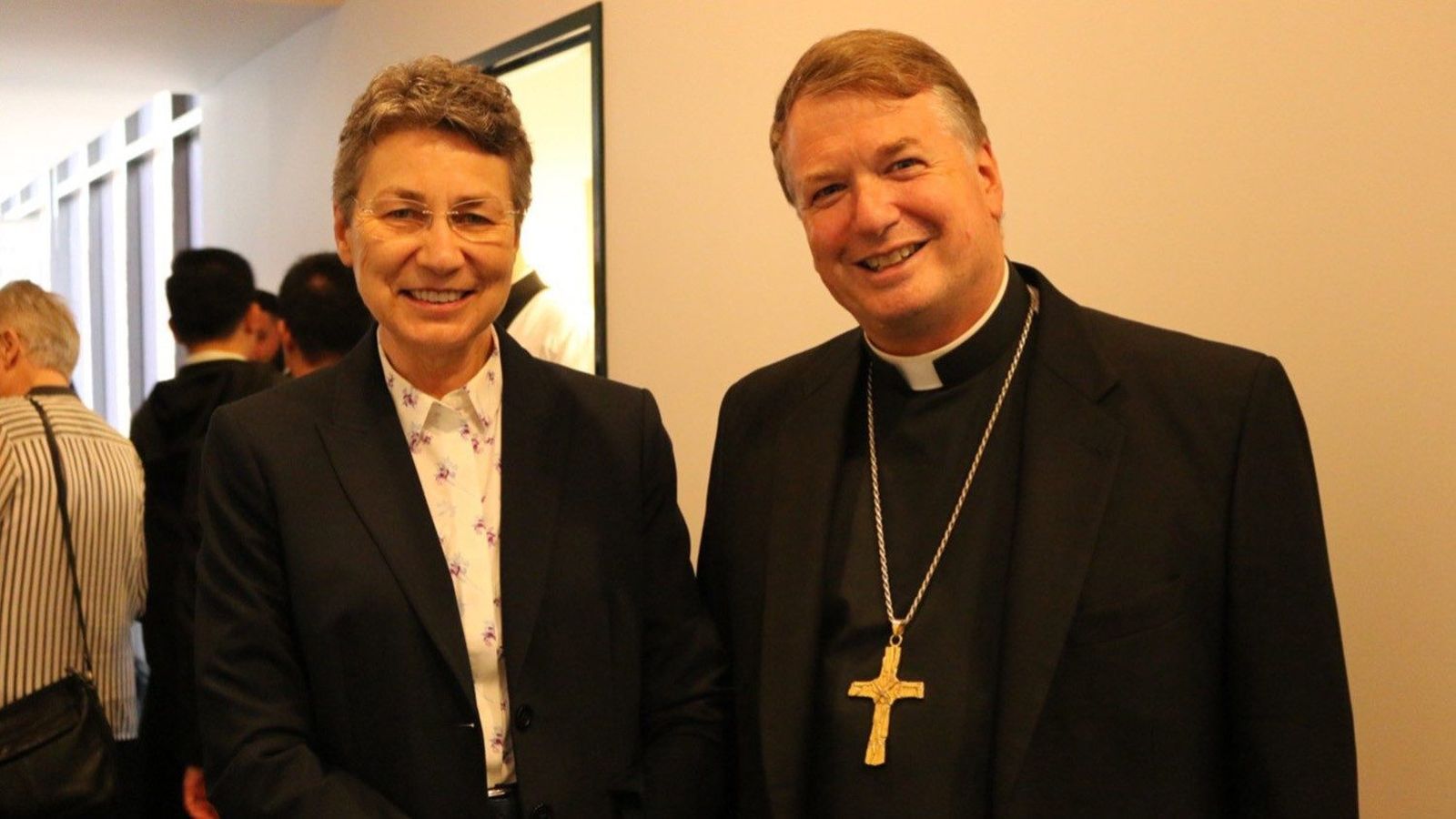 Sor M. Isabelle Naumann con el Arzobispo Anthony Colin Fisher, O.P.