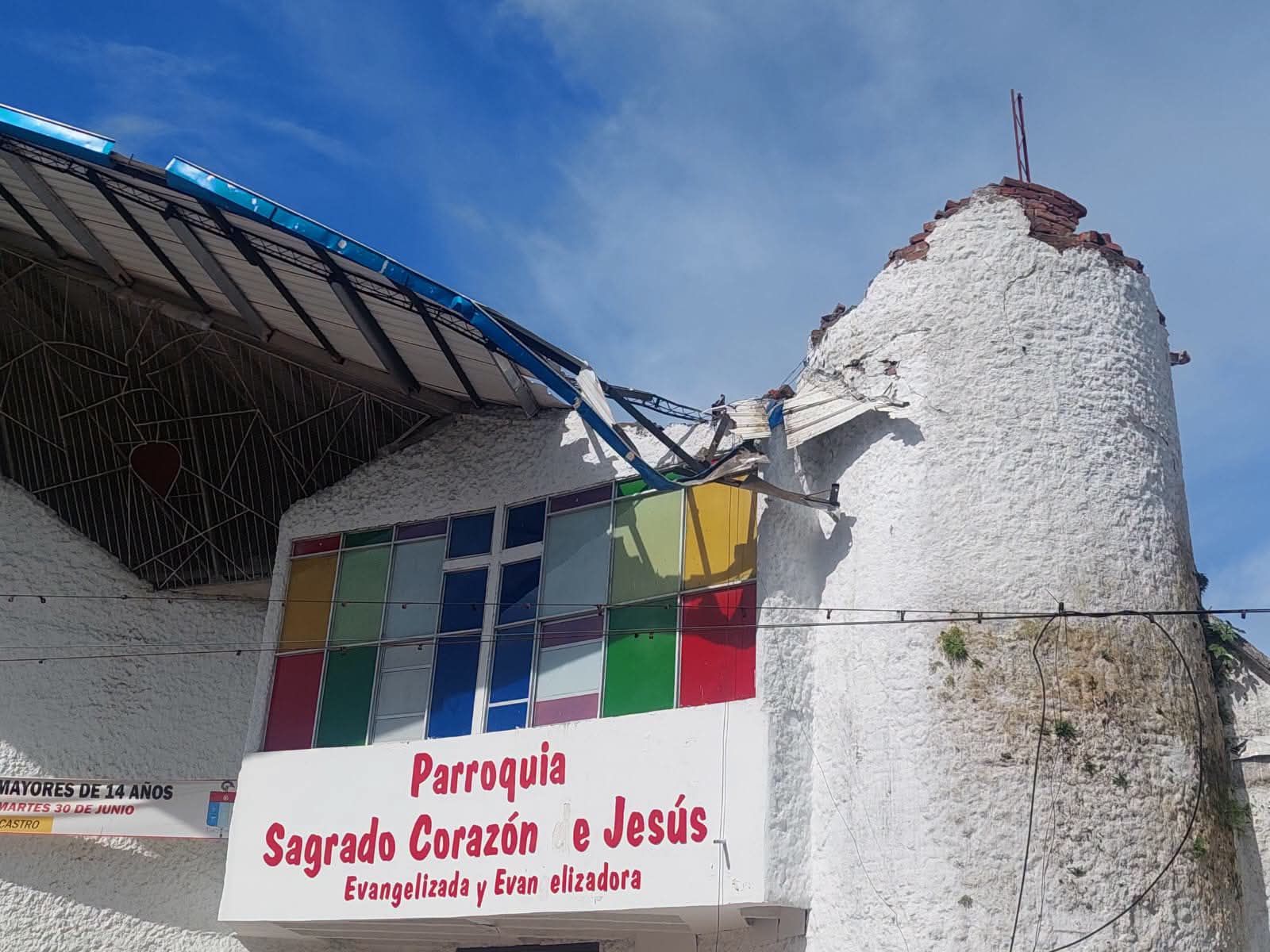 daños causados por el terremoto en un templo