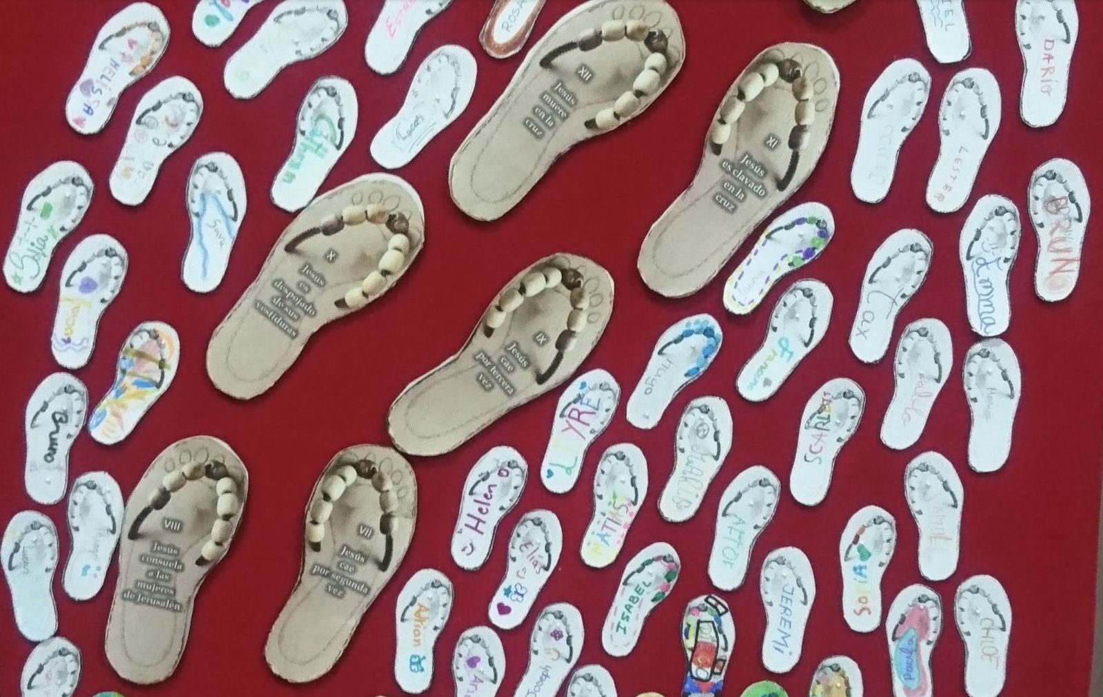 Las huellas de Jesús y las de los niños y niñas que le acompañan