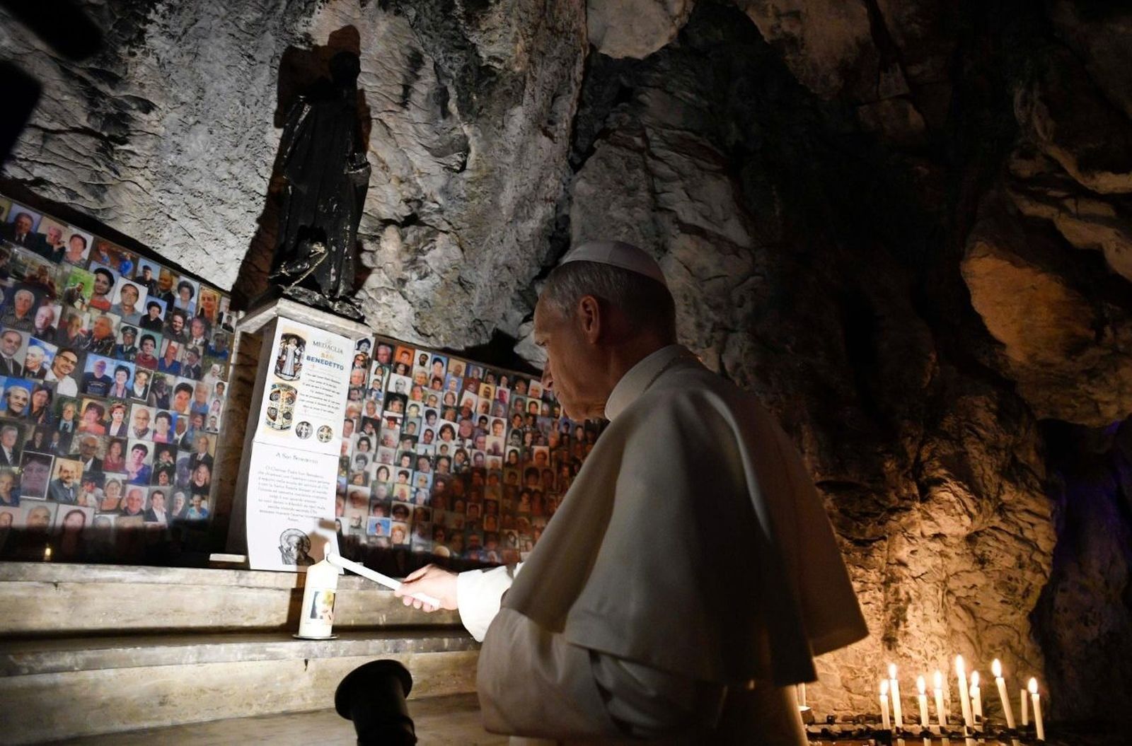 León XIV enciende un cirio en el santuario