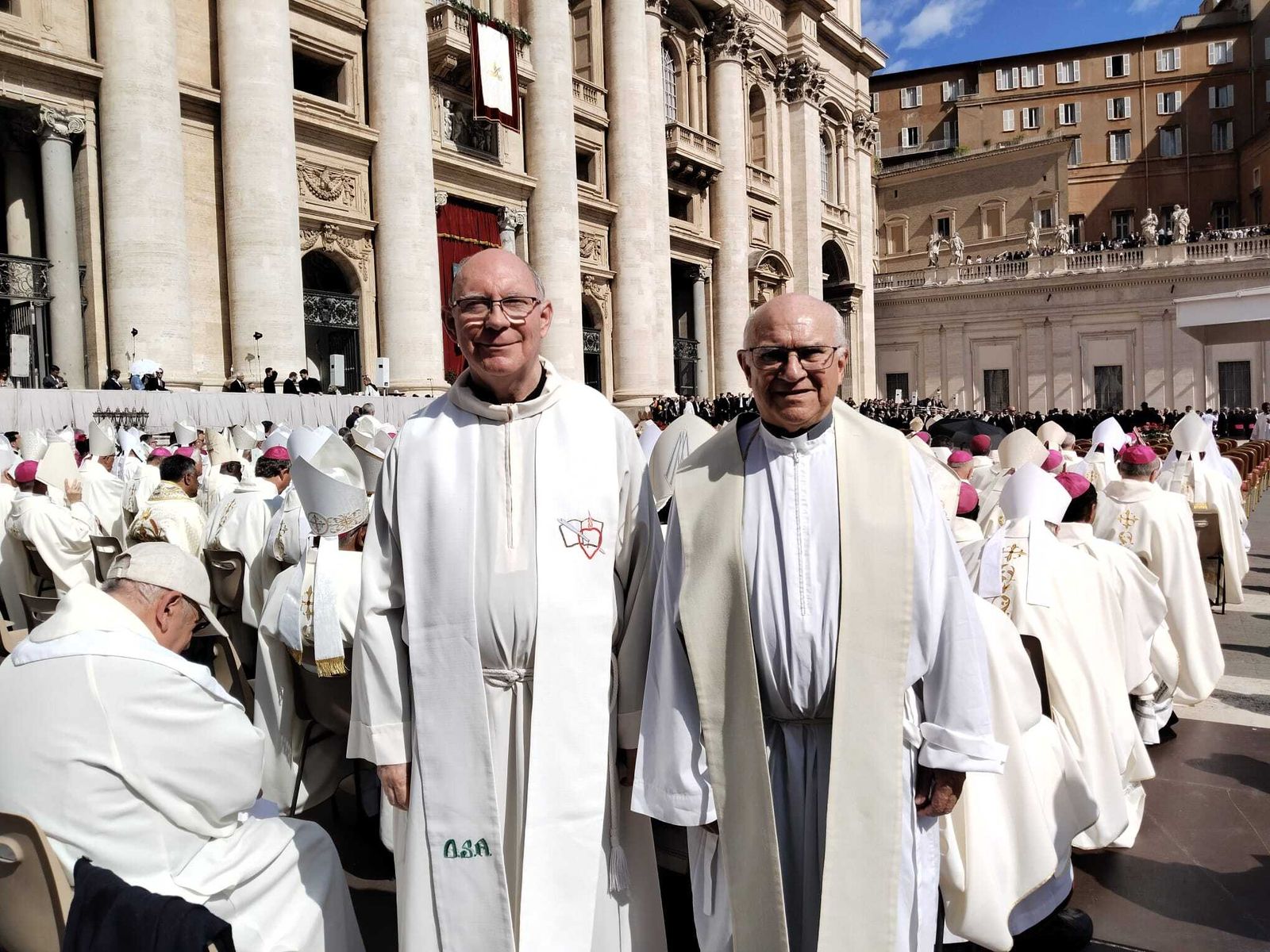 El P. Ángel Camino, con el P. Amigo en la plaza de San Pedro