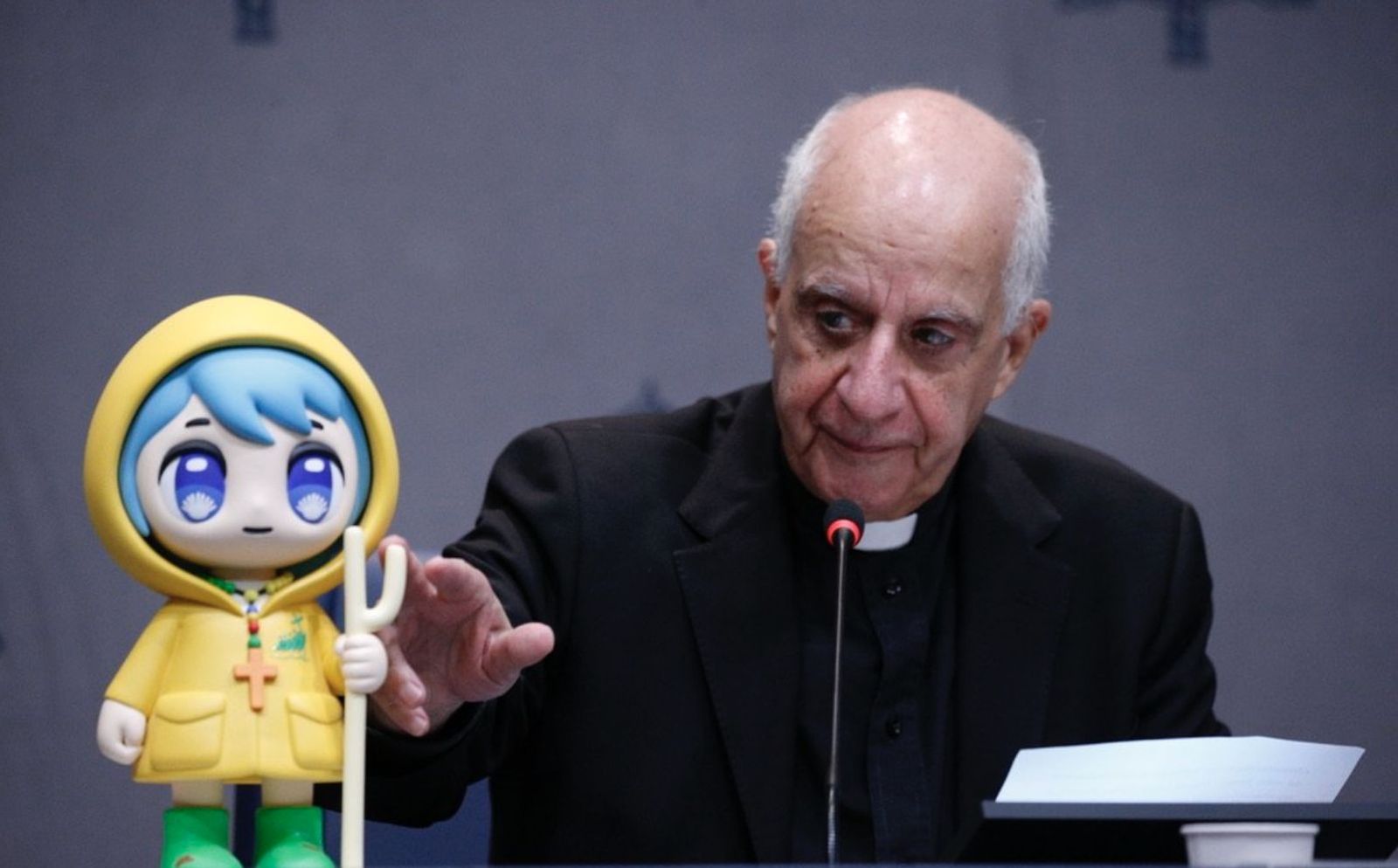 La mascota 'Luce', con Fisichella, el coordinador del Jubileo 2025