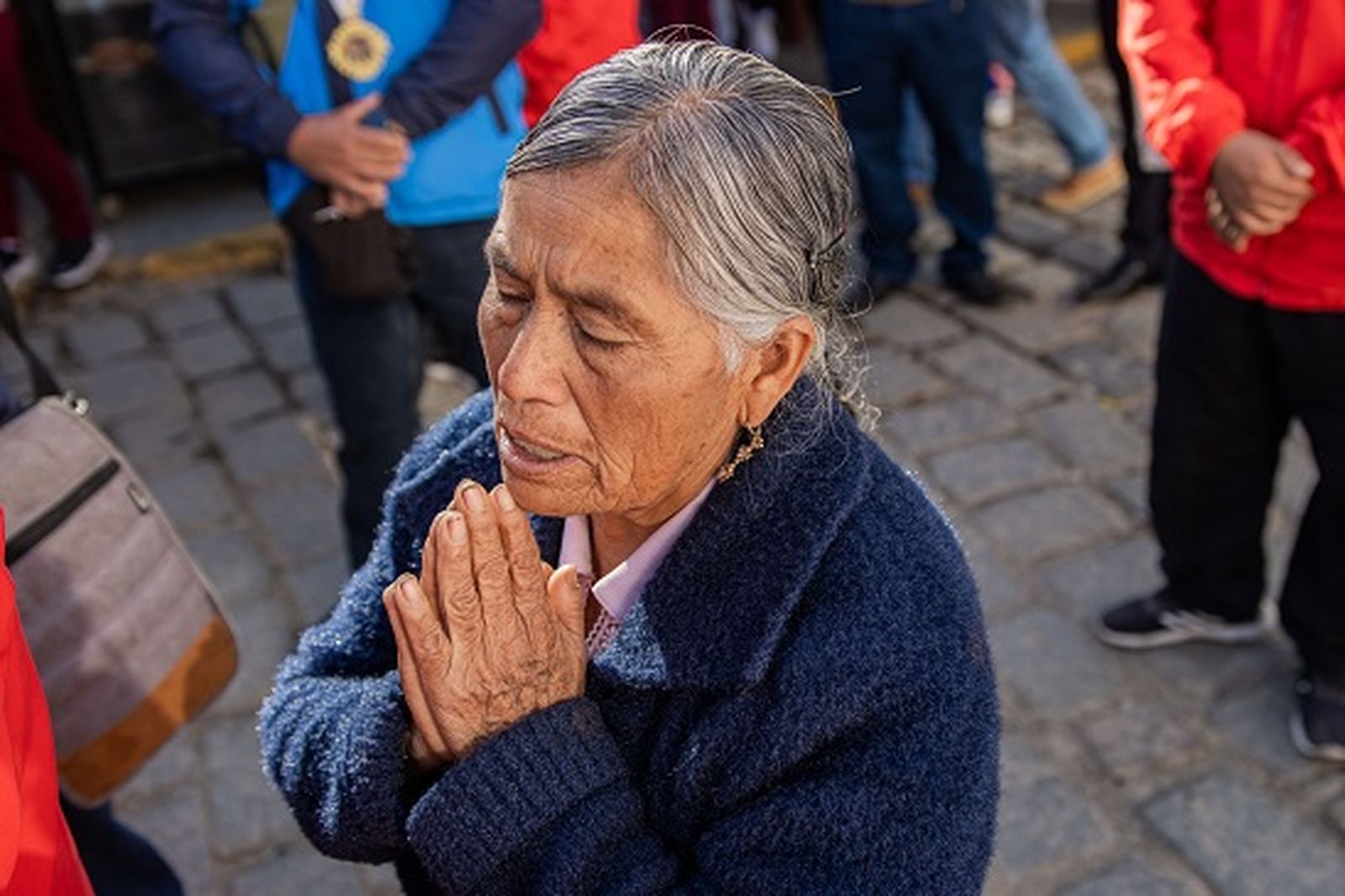 Creyentes oran ante la Virgen de la Puerta de Otuzco