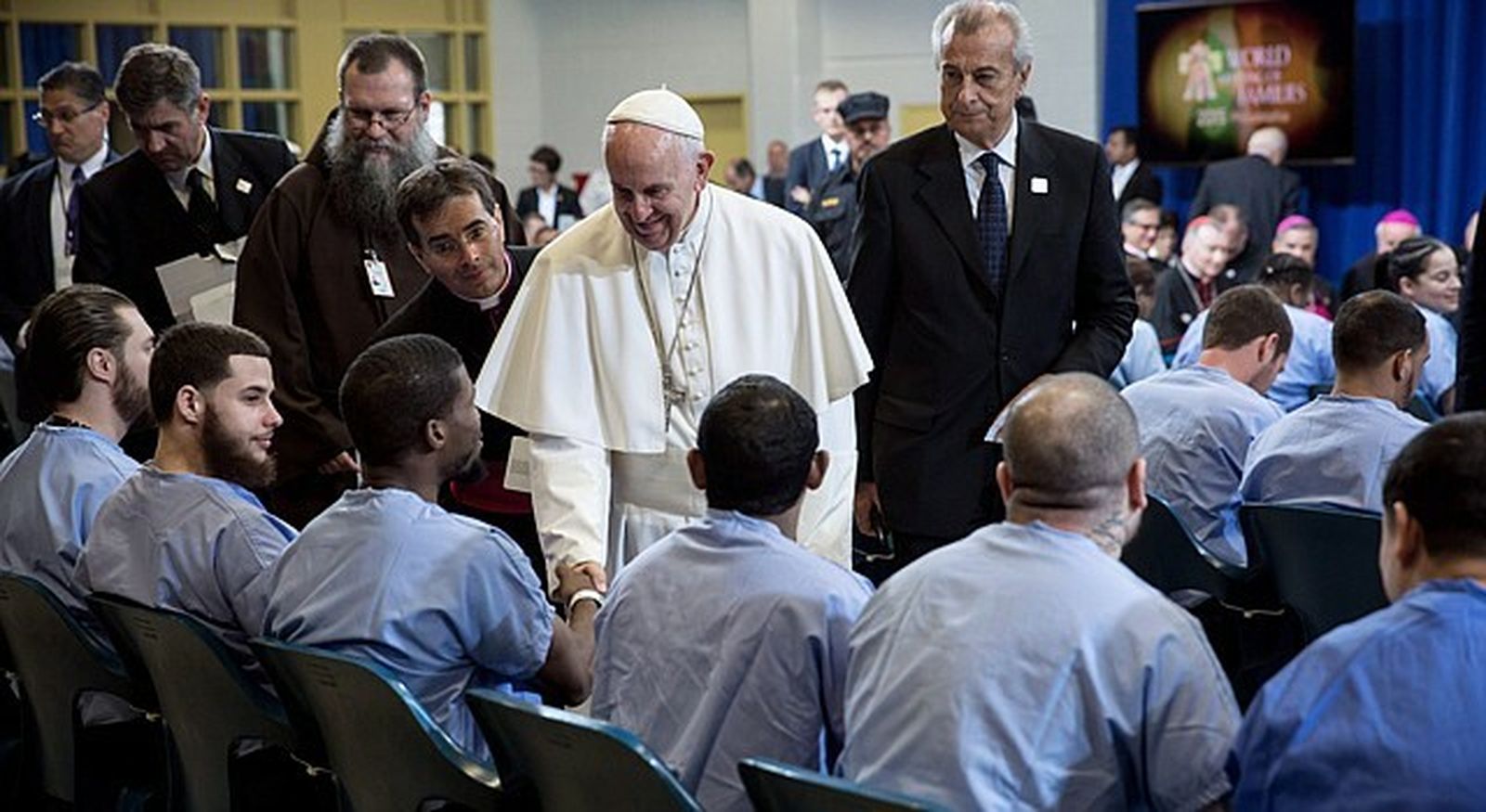 Francisco visita a presos