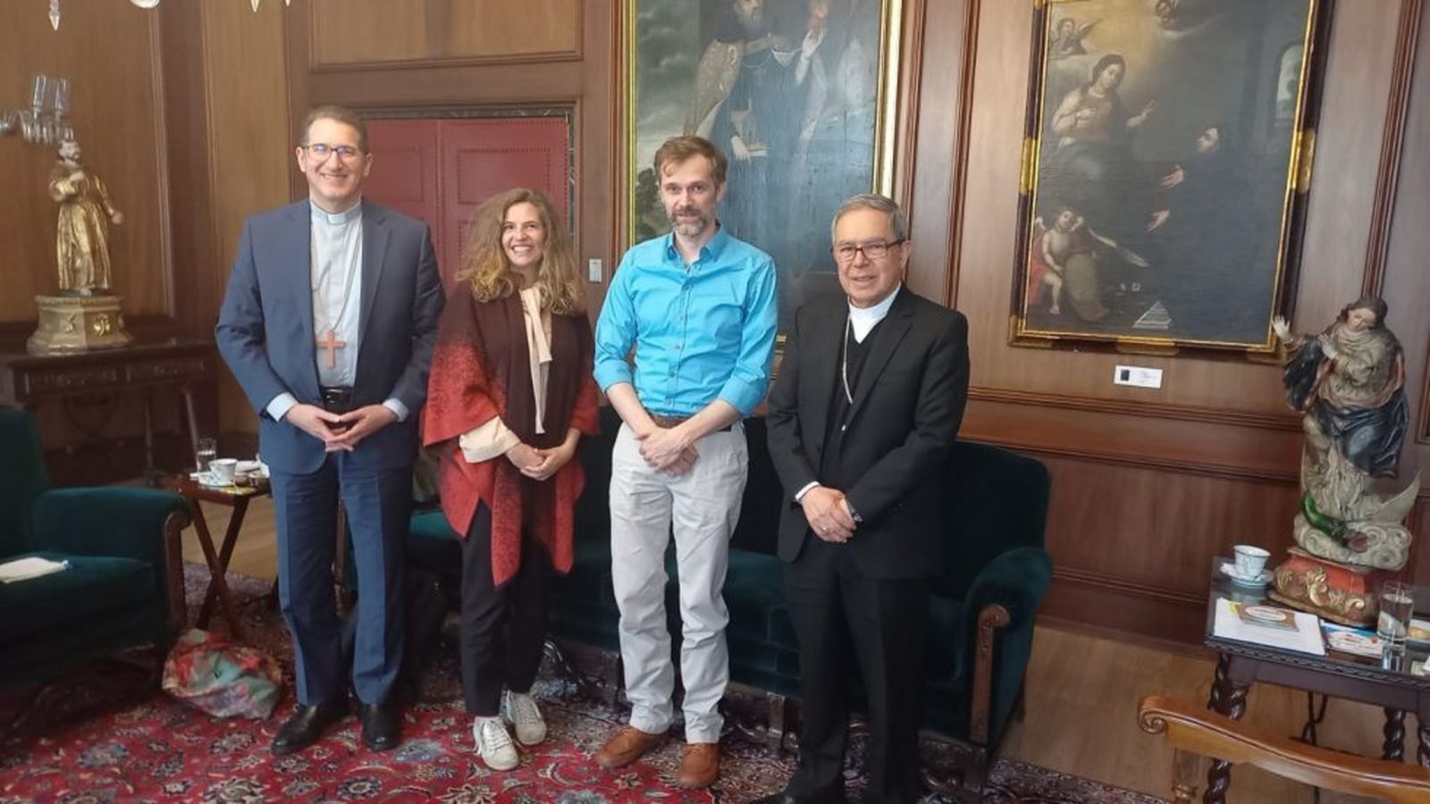 De azul, entre los obispos encubridores de Bogotá, Stefan Tuschen, funcionario de Misereor