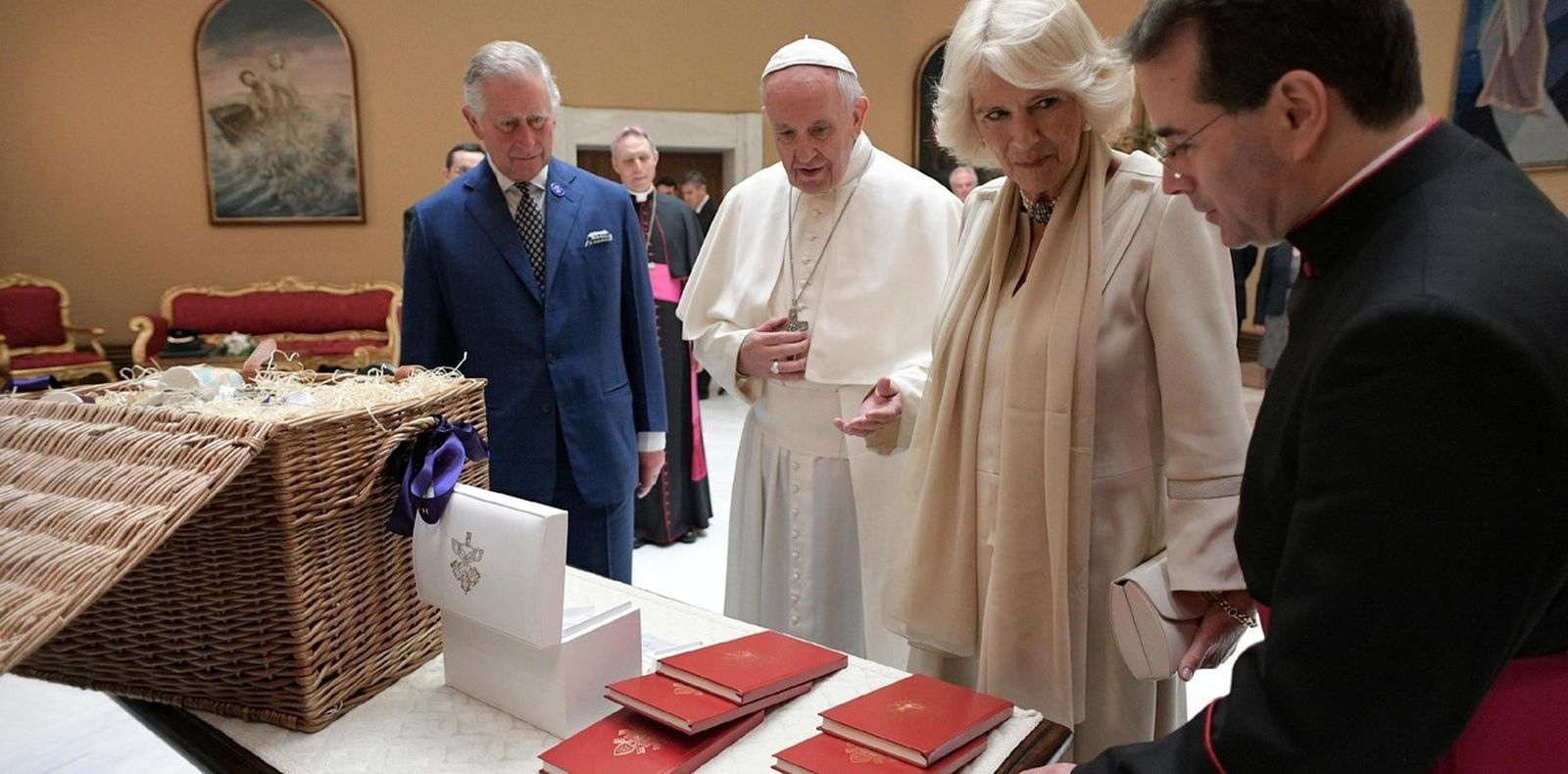 Francisco en 2017 con Carlos de Inglaterra y su esposa Camilla