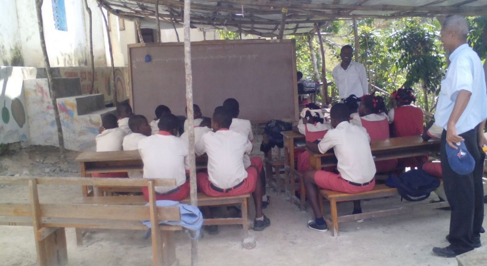 Monseñor Joseph en una escuela tras el Matthew