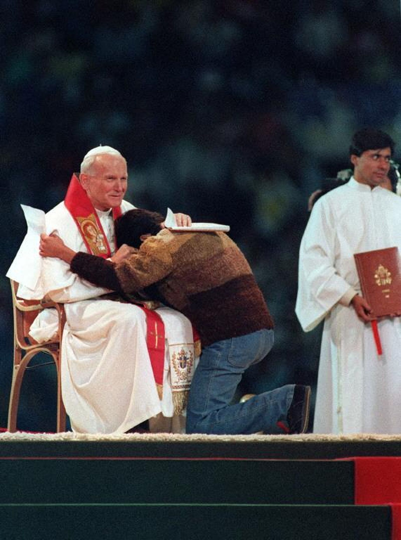 Juan Pablo II acoge a Mario Mejías luego de escuchar su denuncia de violación a los DDHH
