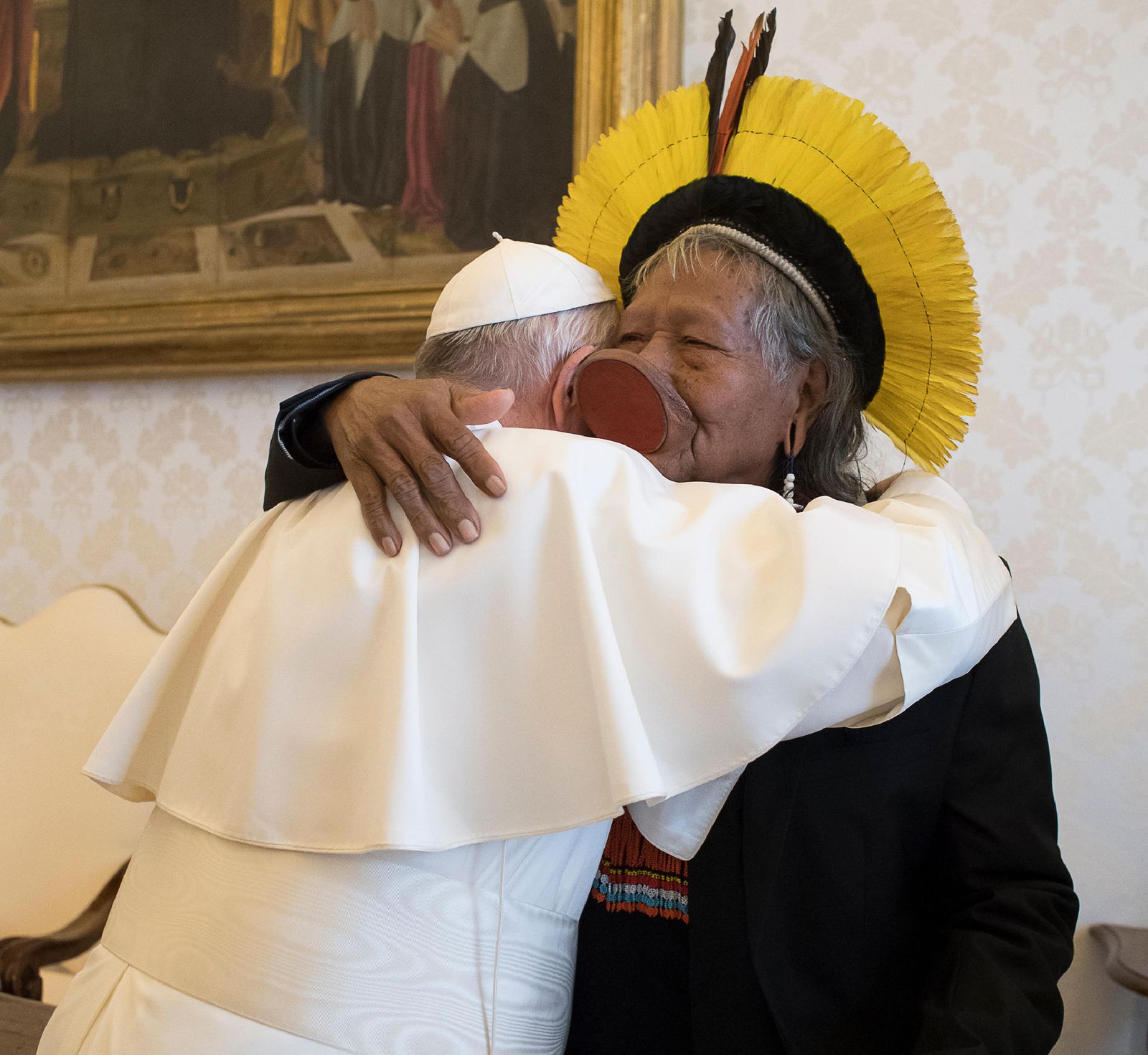 Francisco abraza al líder indígena Raoni