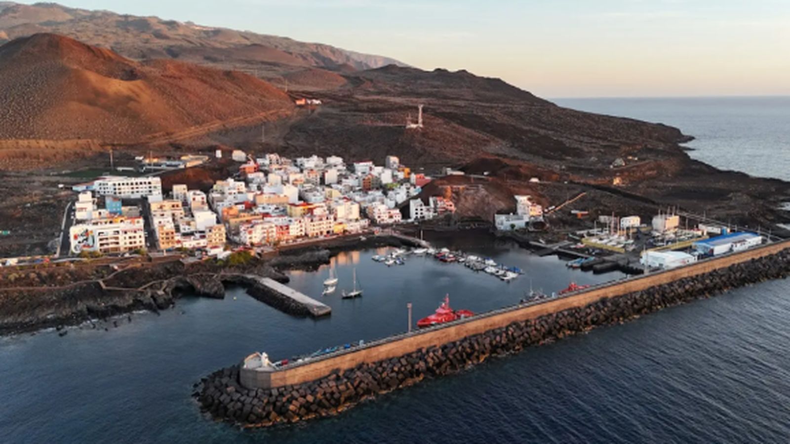 El Hierro, con cerca de 8.000 habitantes, se ha convertido en uno de los principales puntos de llegada de migrantes por la ruta atlántica hacia Canarias.