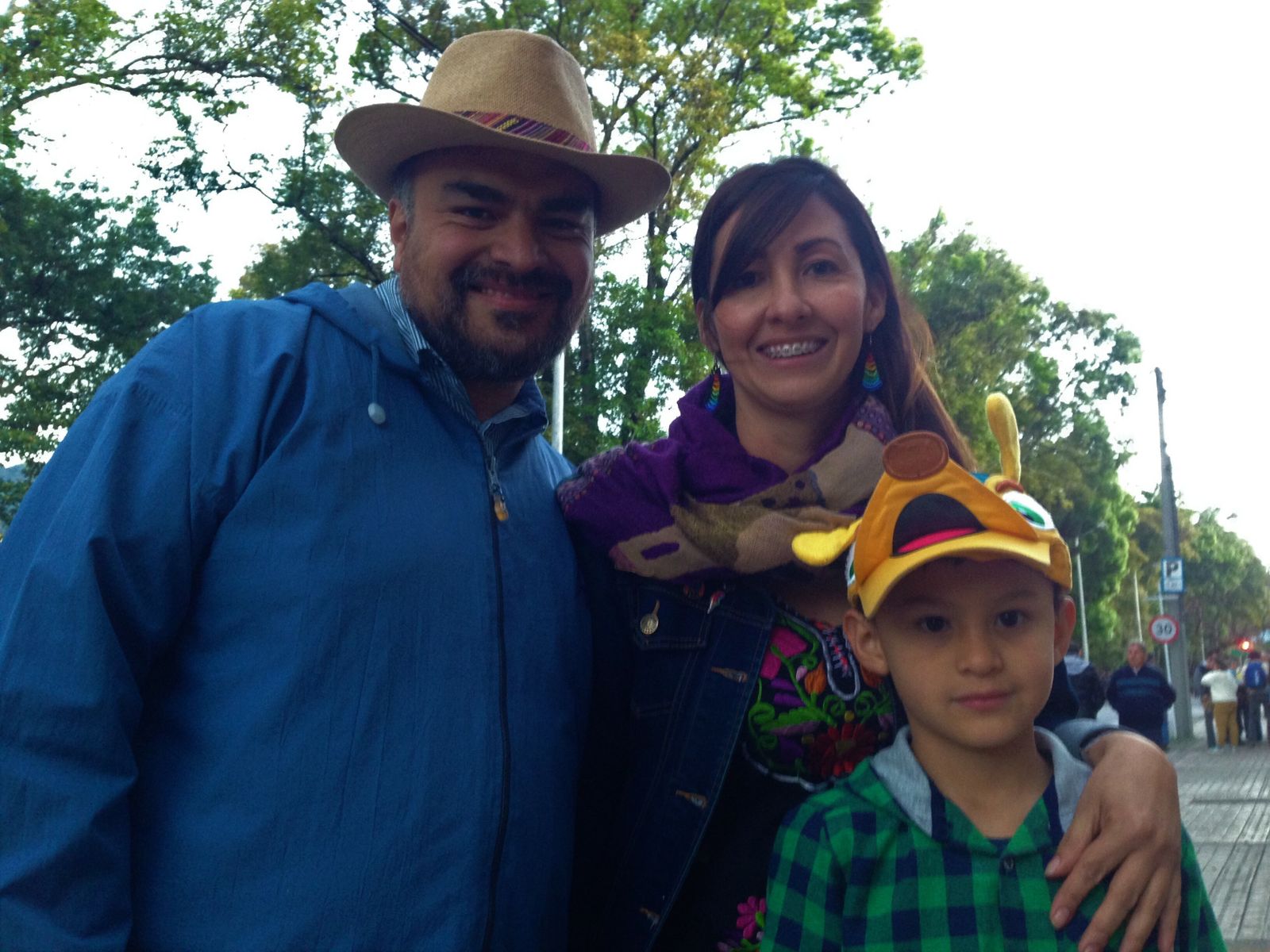 Jhon Martínez y Stella Colmenares con su hijo Juan, de la Iglesia Diálogos y Fe