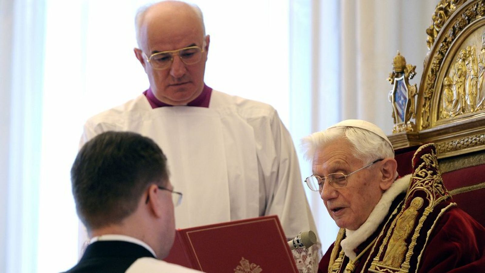 Momento en que Benedicto XVI anunciaba su renuncia