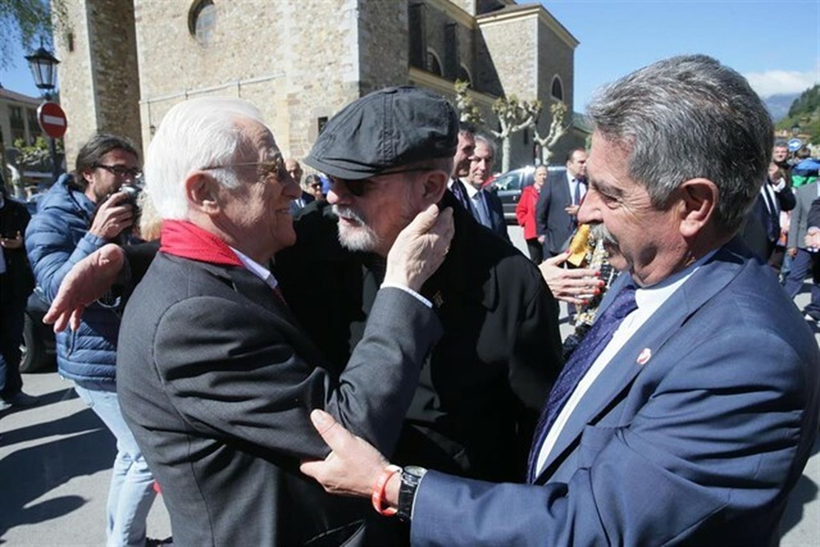 Silvio Rodriguez y el padre Ángel se abrazan bajo la mirada del presidente de Cantabria, Miguel Ángel Revilla que, asegura, ha visto un 'sueño cumplido'