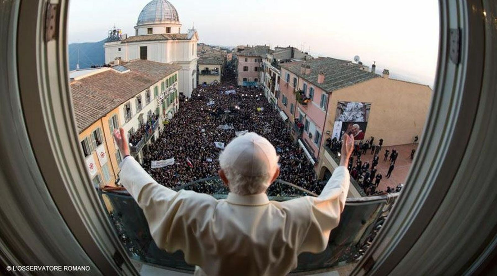 Benedicto XVI se despide ante fieles en Castel Gandolfo