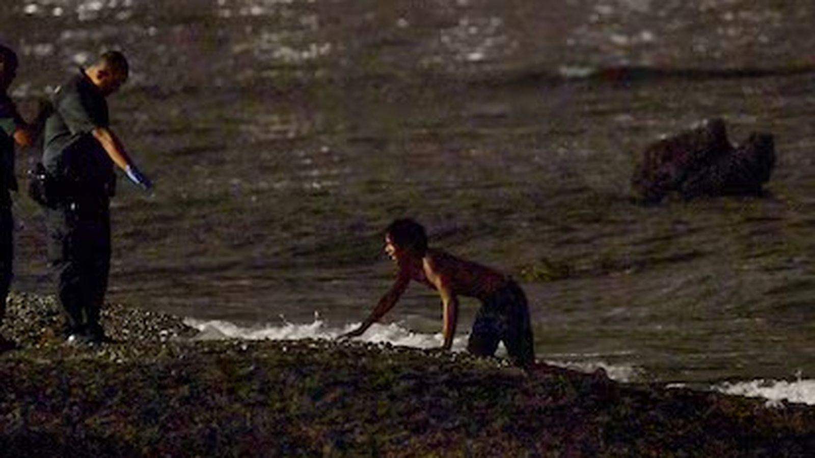 Un joven llega a la playa del Tarajal