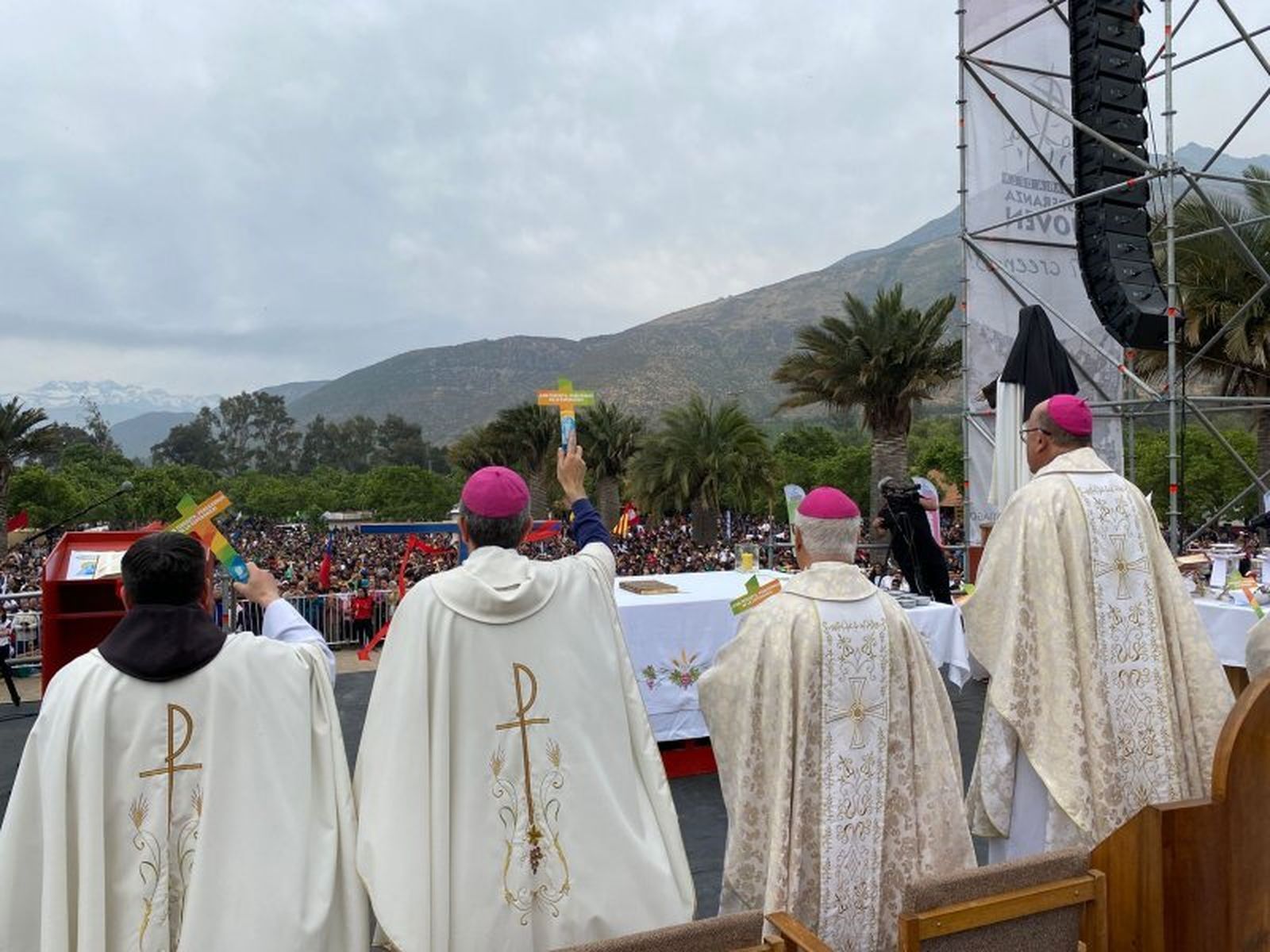 Chomali muestra la cruz ante los jóvenes de Santa Teresa de los Andes