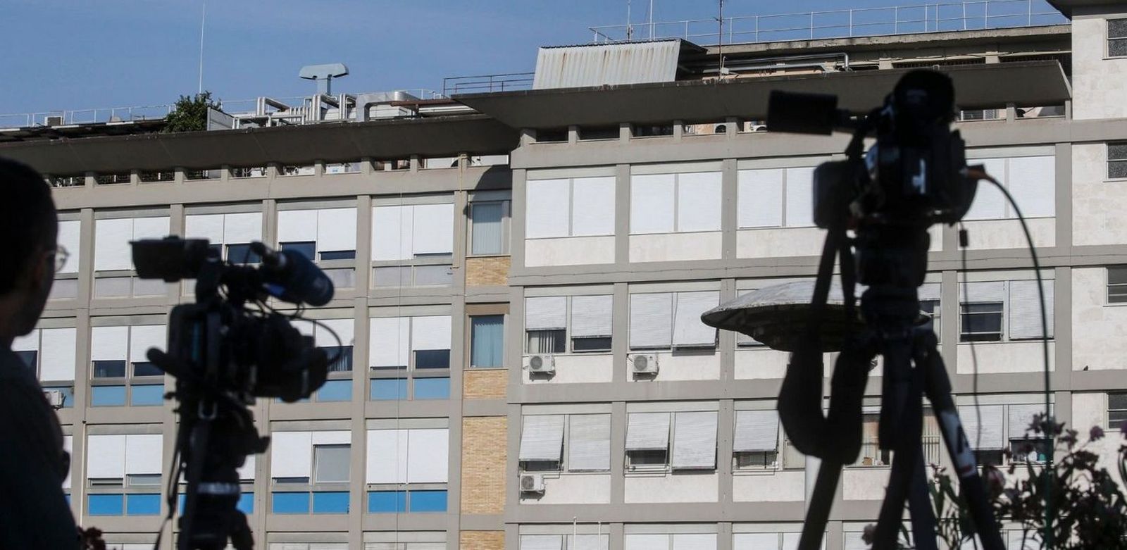 El papa, operado con éxito en el Gemelli