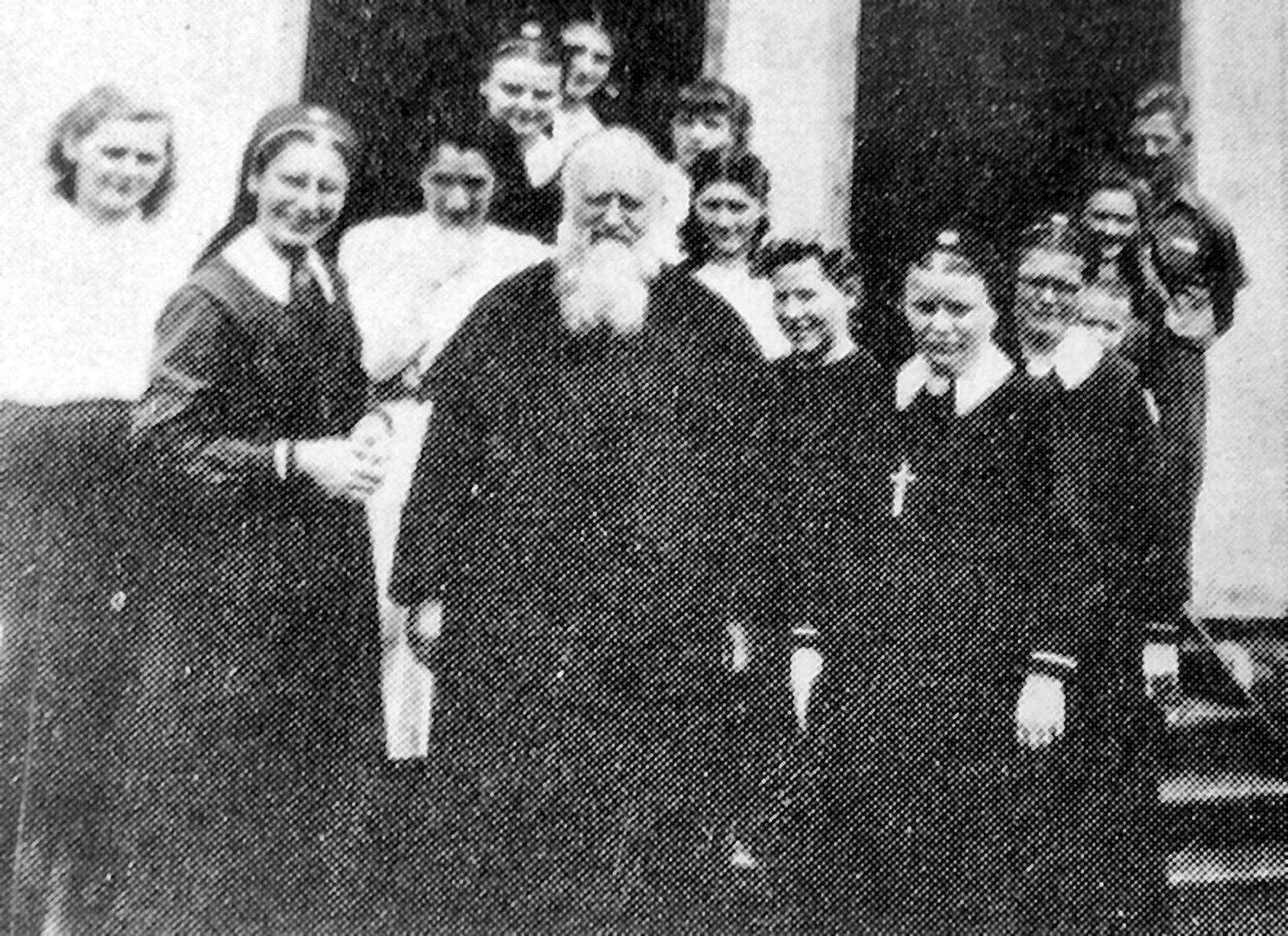 El Padre Kentenich en Oberá, Argentina, con las Hermanas de María y otros misioneros (1949)