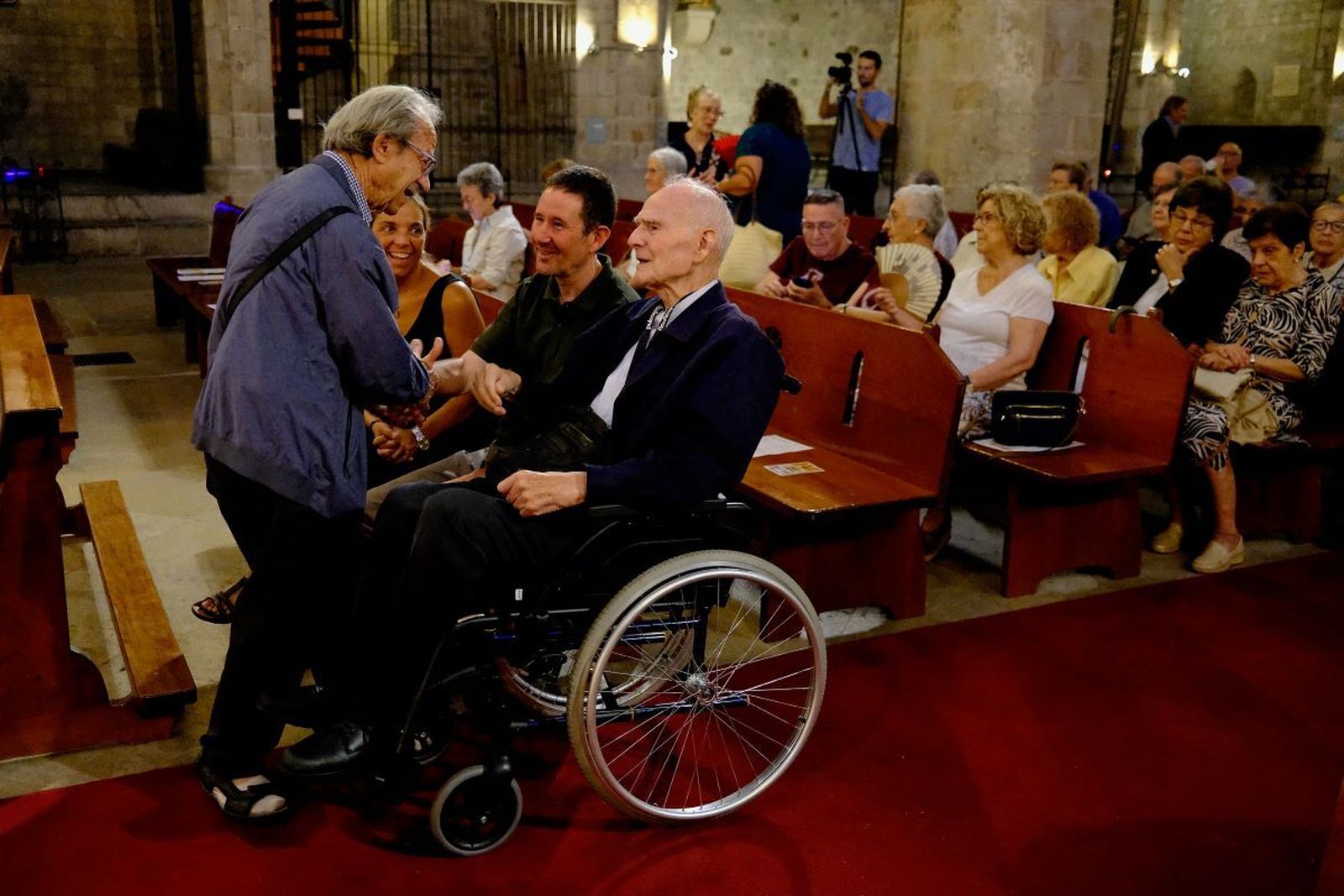 El cura Lluís Bonet, quien fue párroco de la Sagrada Familia, entre los asistentes al acto