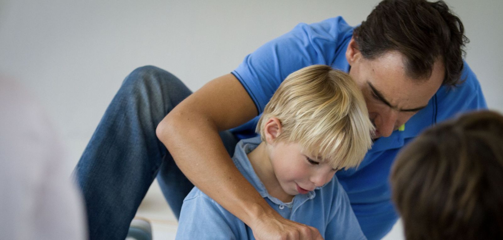 Los hombres dedican 3 horas más a la semana al cuidado de los hijos menores.