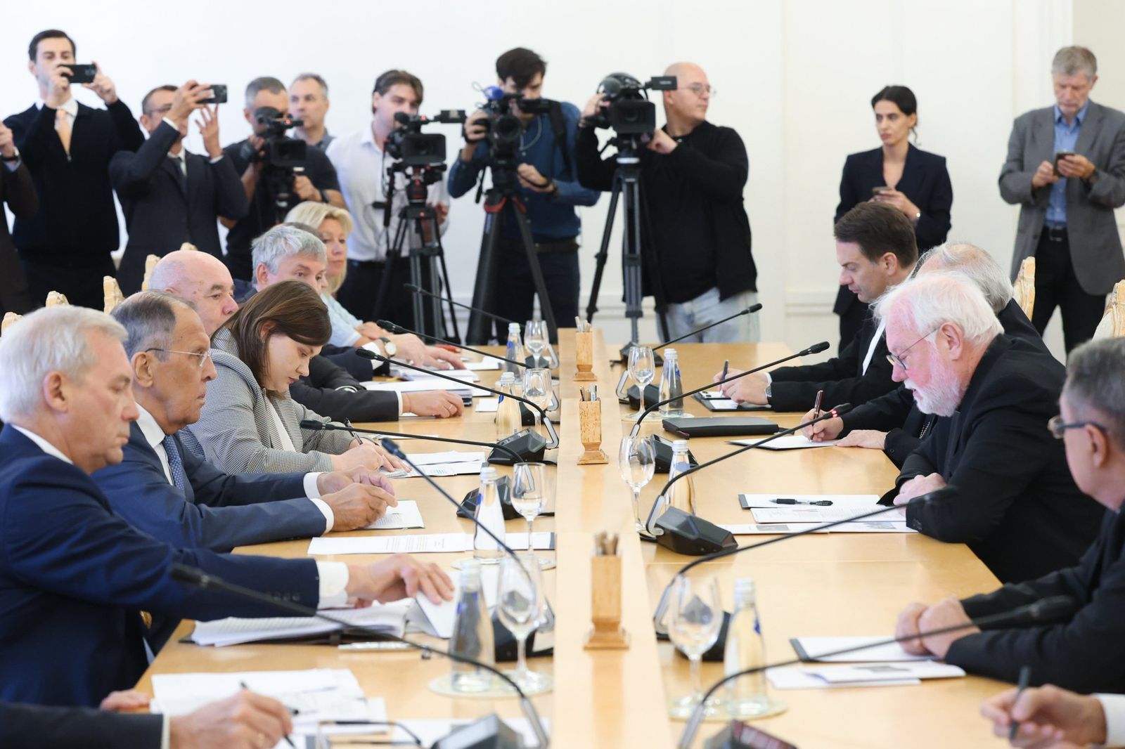 Lavrov, Gallagher y sus comitivas