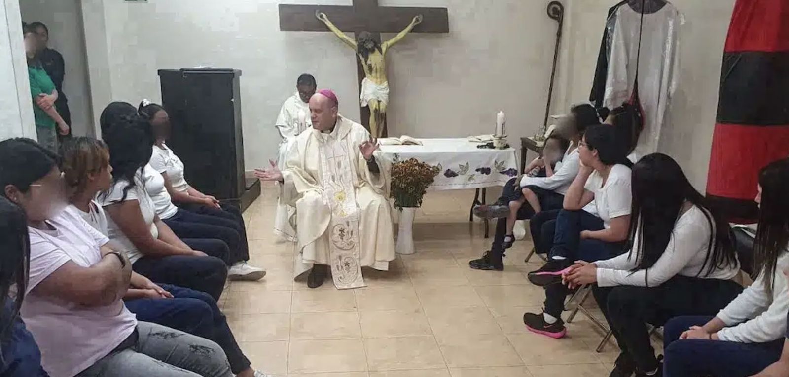 Monseñor Acero lava los pies a 12 mujeres presas