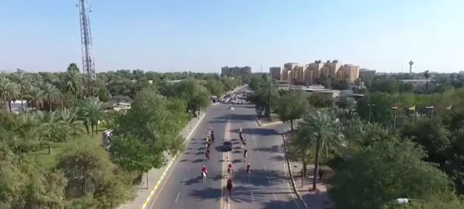 Francisco pasea por las calles desiertas de Bagdad