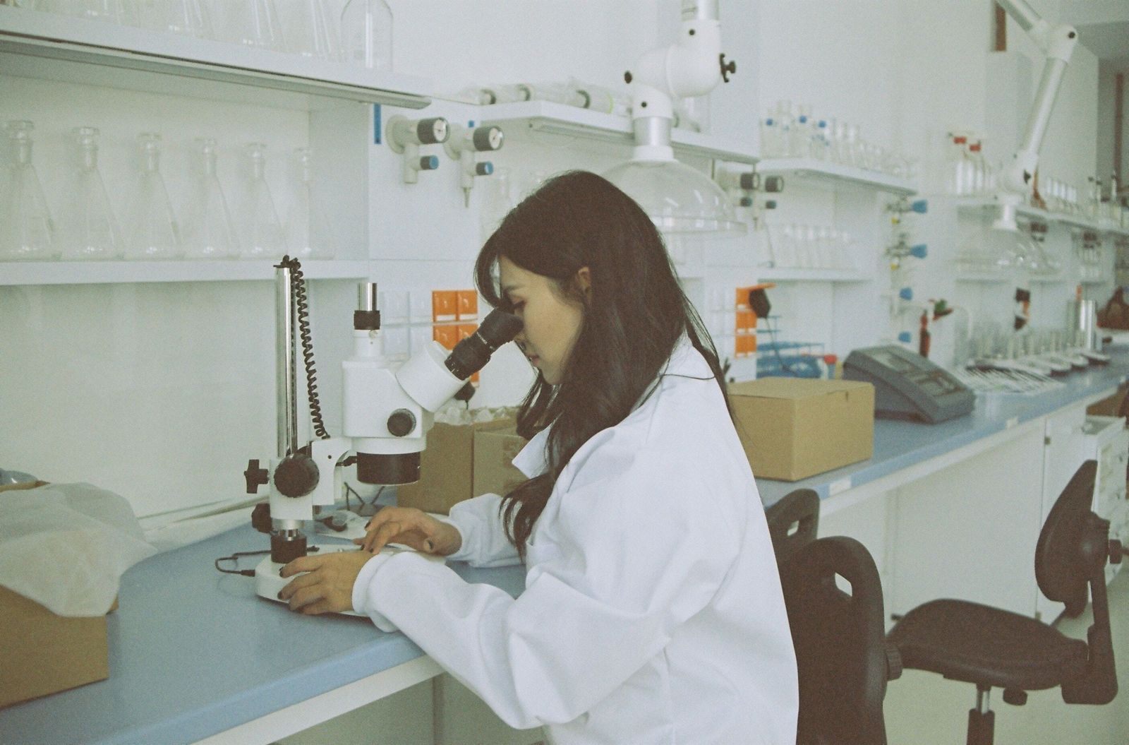 Una joven investiga en el laboratorio