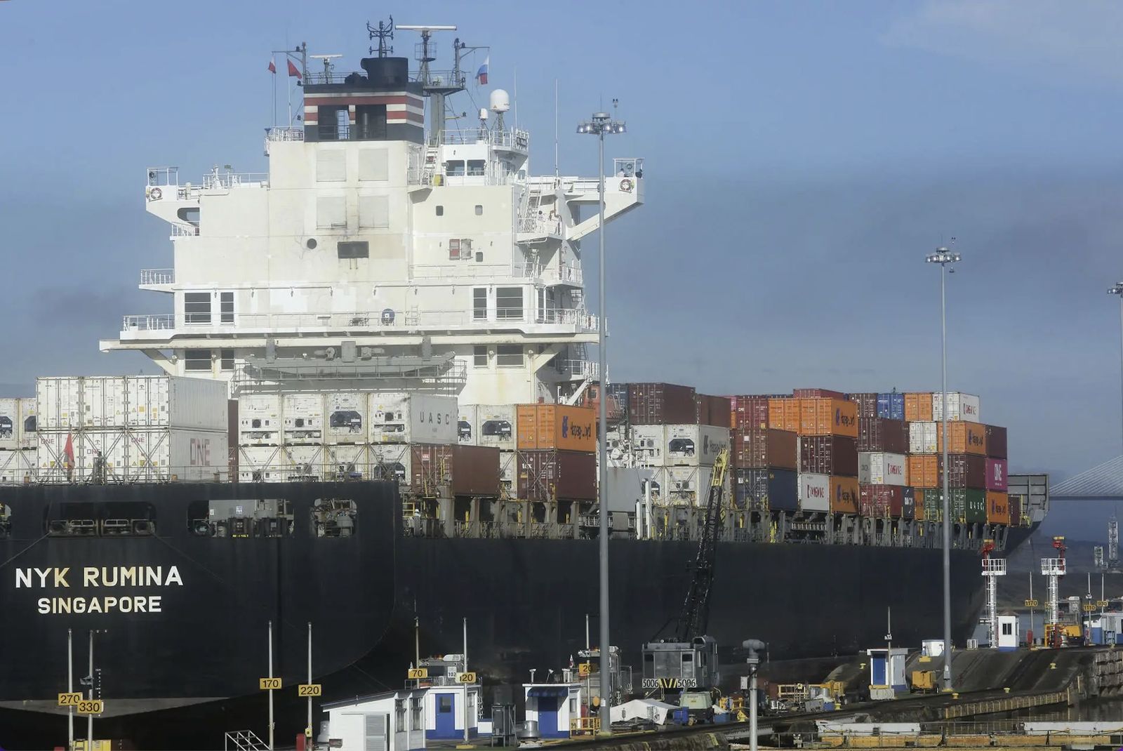 Un barco transitando por el Canal de Panamá