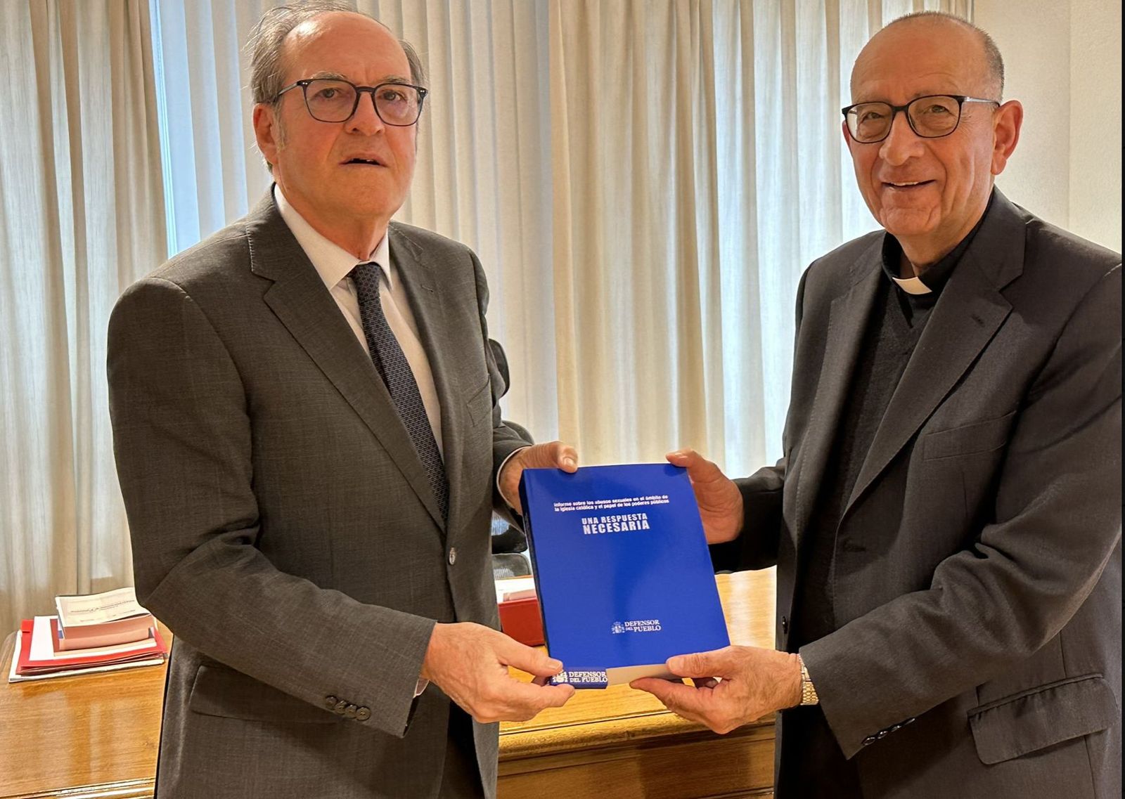 Gabilondo entrega al cardenal Omella