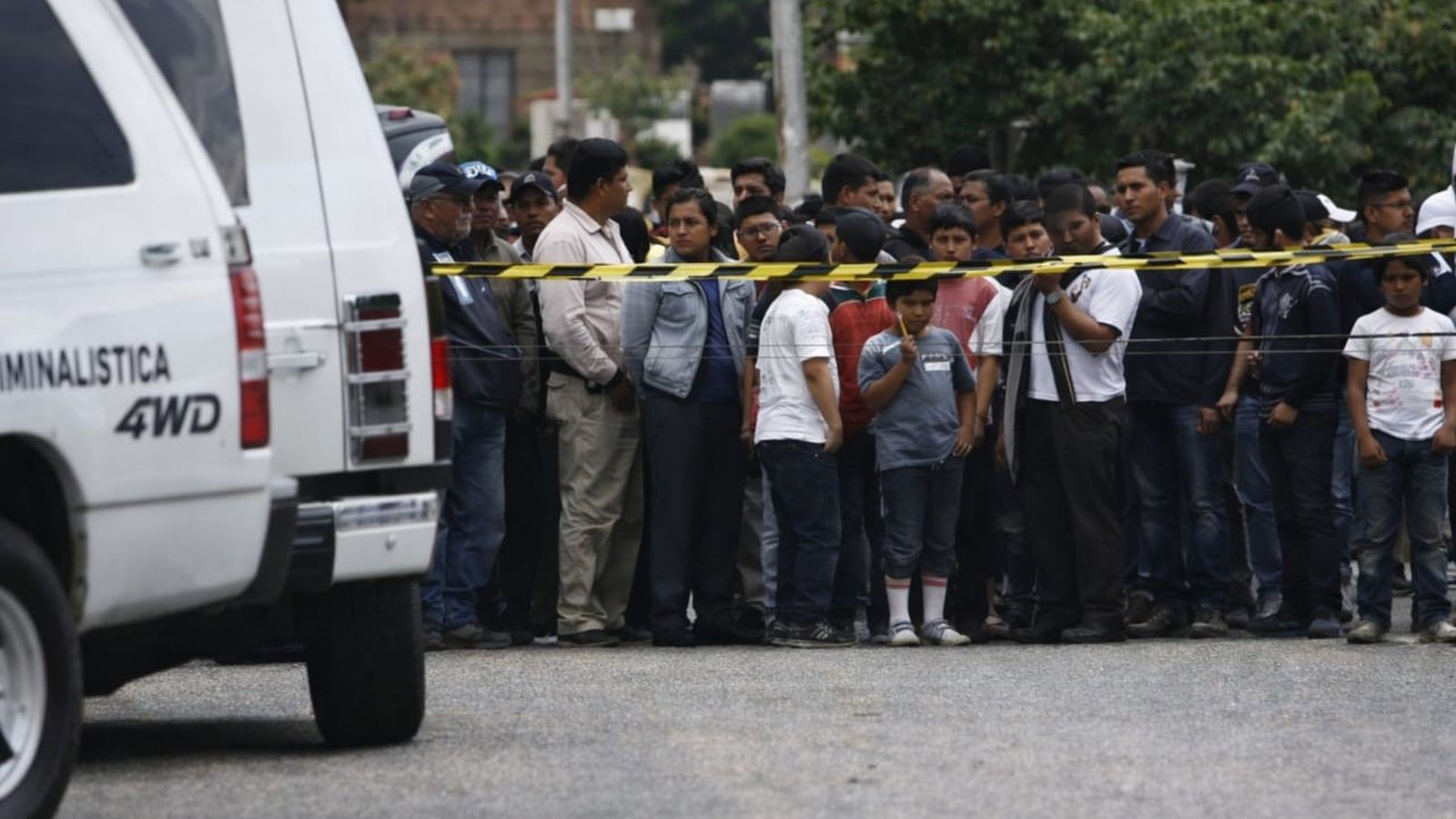 parroquianos acuden al lugar acordonado