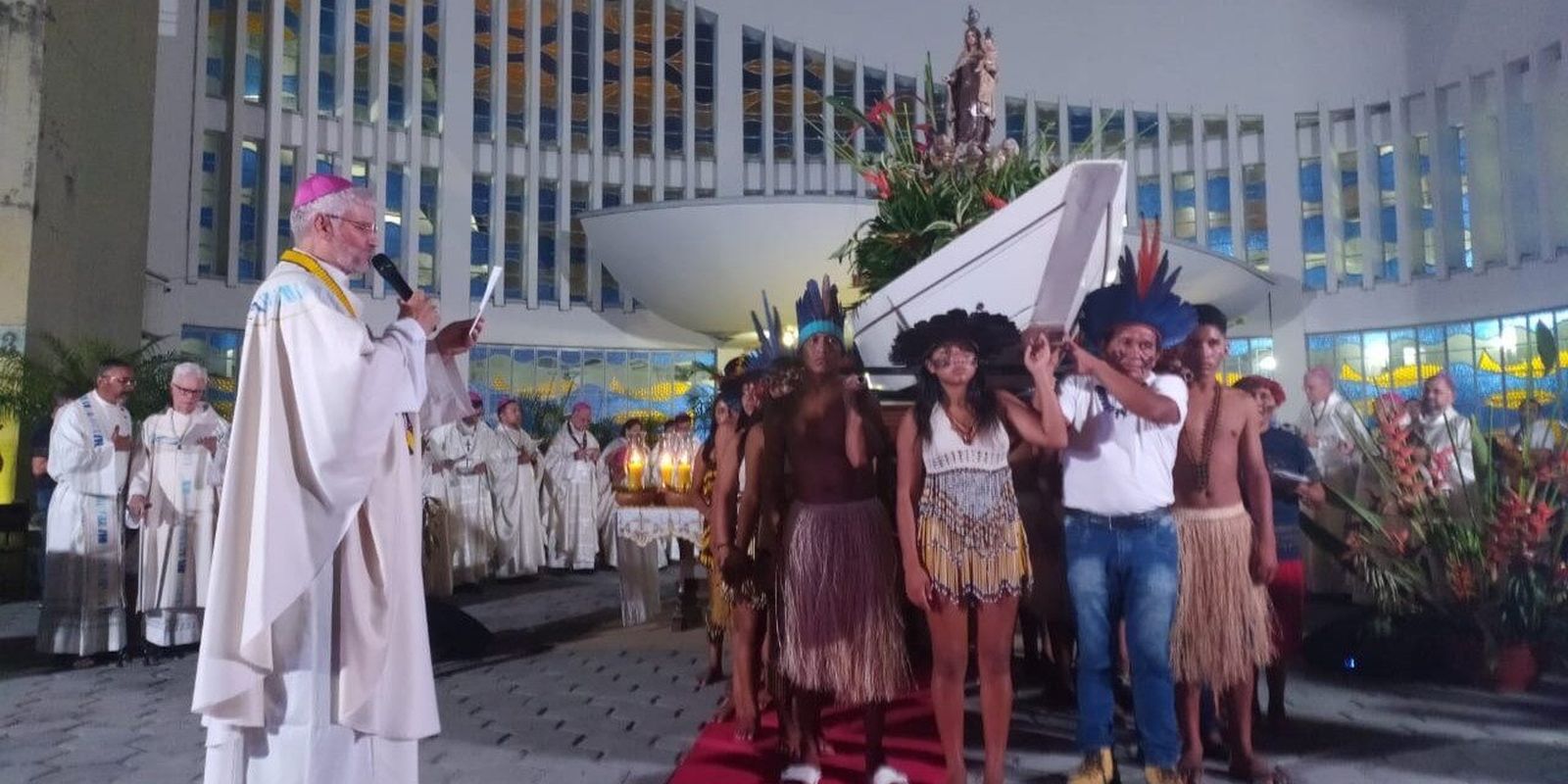 Mons. Evaristo Spengler con los indígenas