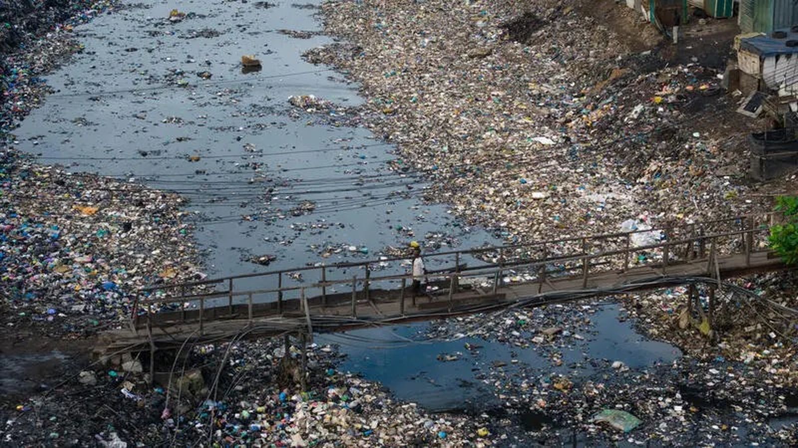 Río contaminado por prendas de segunda mano