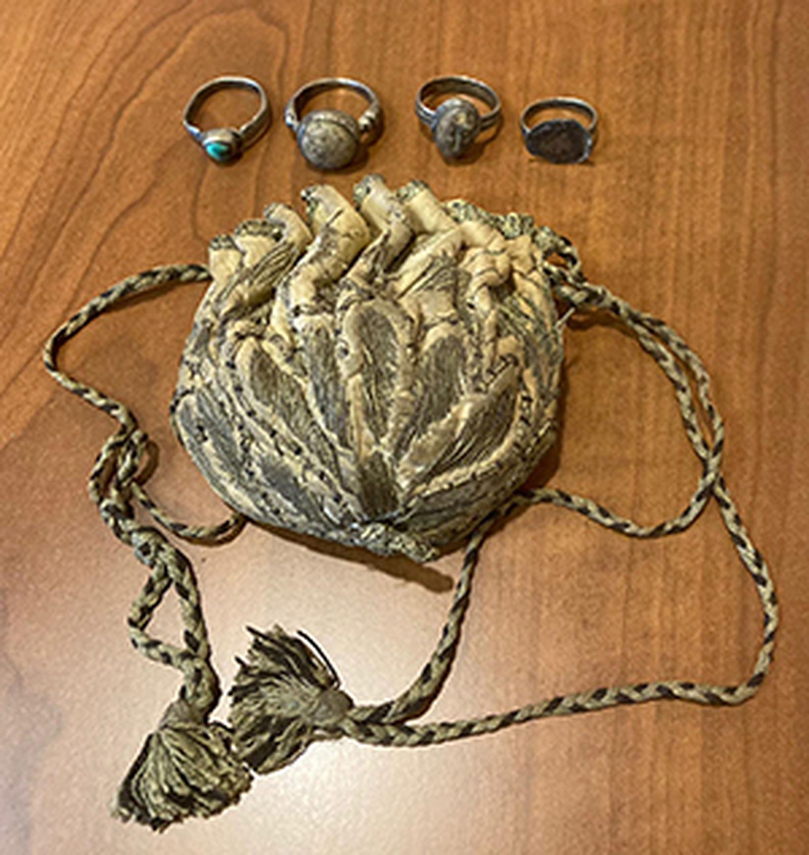 Una bolsa de tela y cuatro anillos