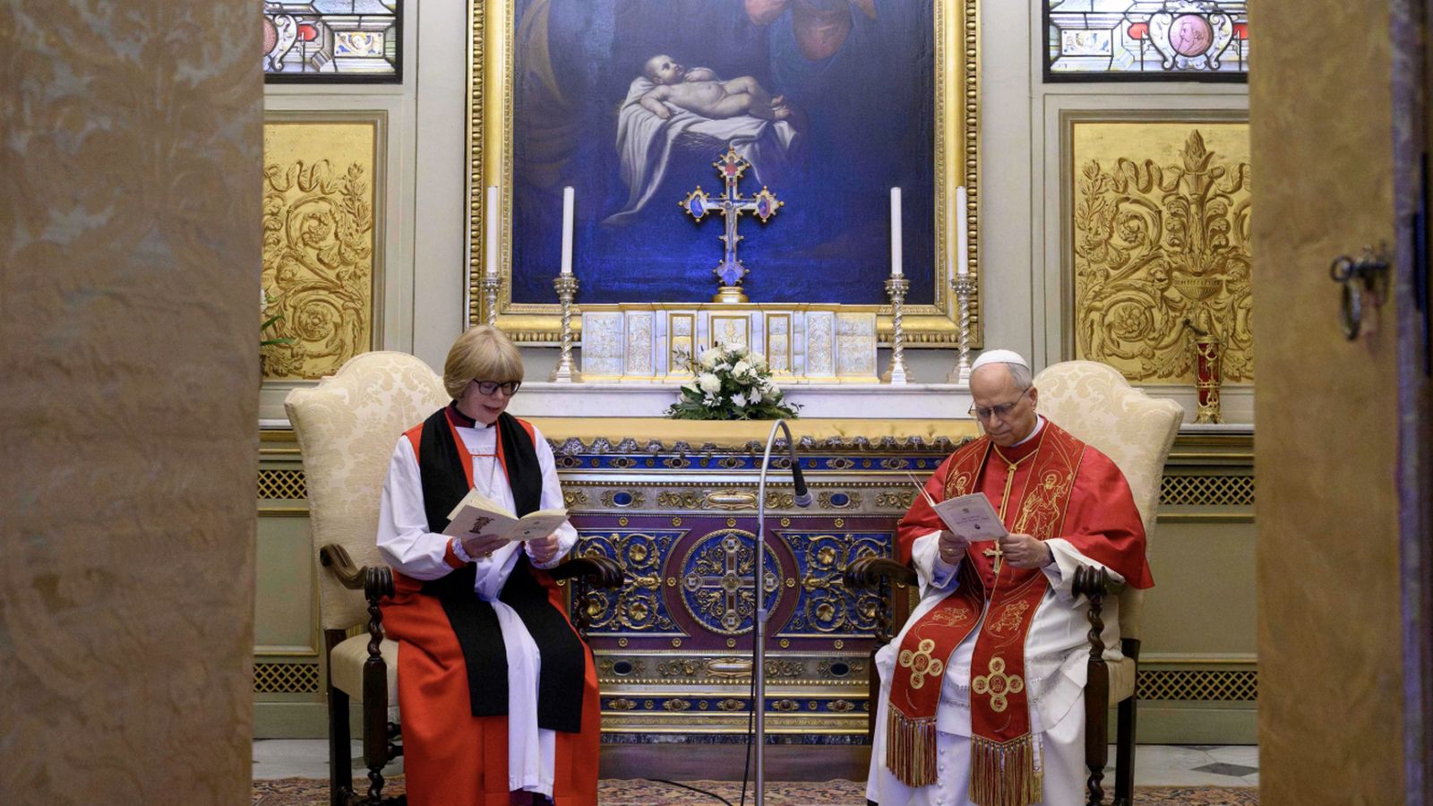 El Papa y Mullally, rezando juntos